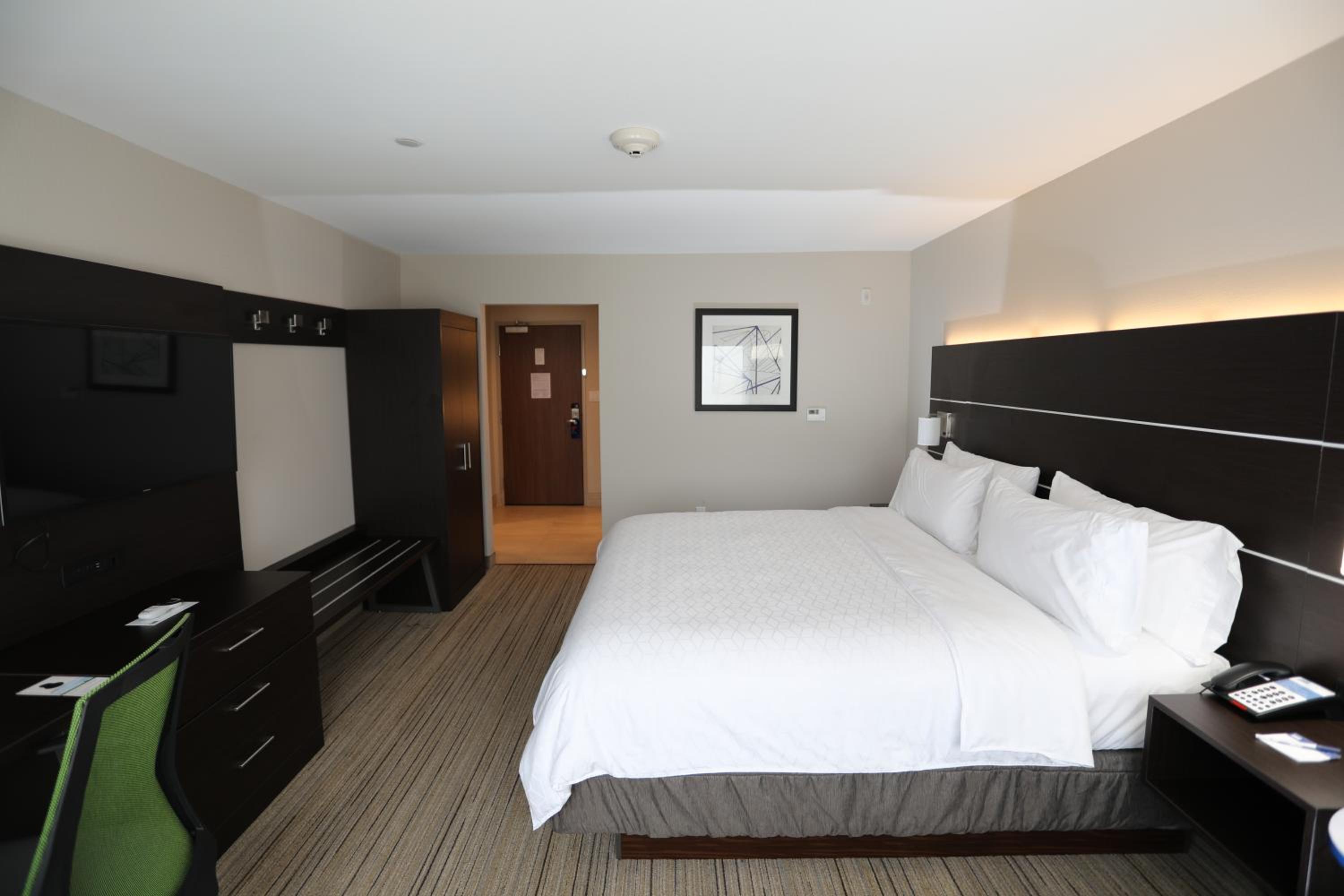 Standard King Room with Roll-In Shower - Mobility Access - Photo 2