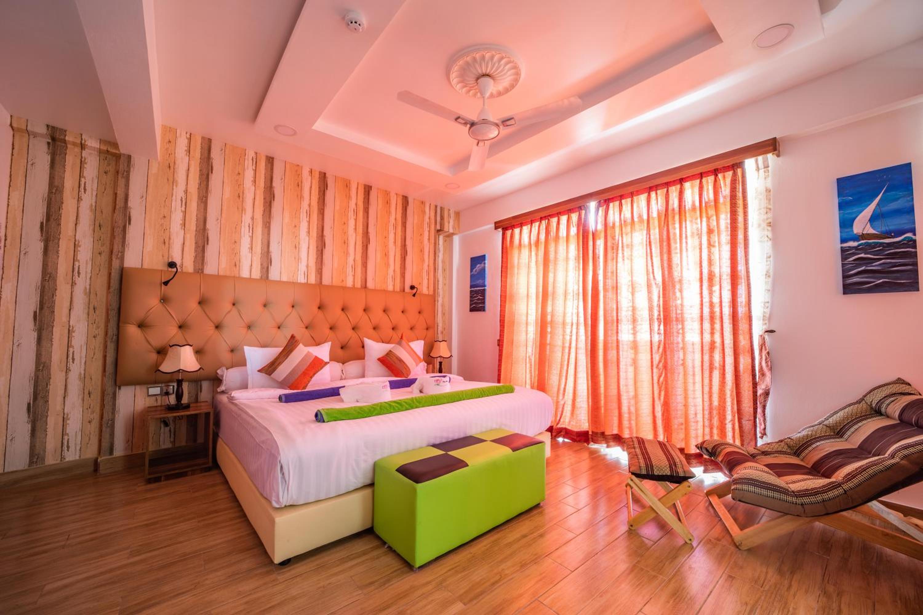 Deluxe Double Room with Balcony - Photo 8