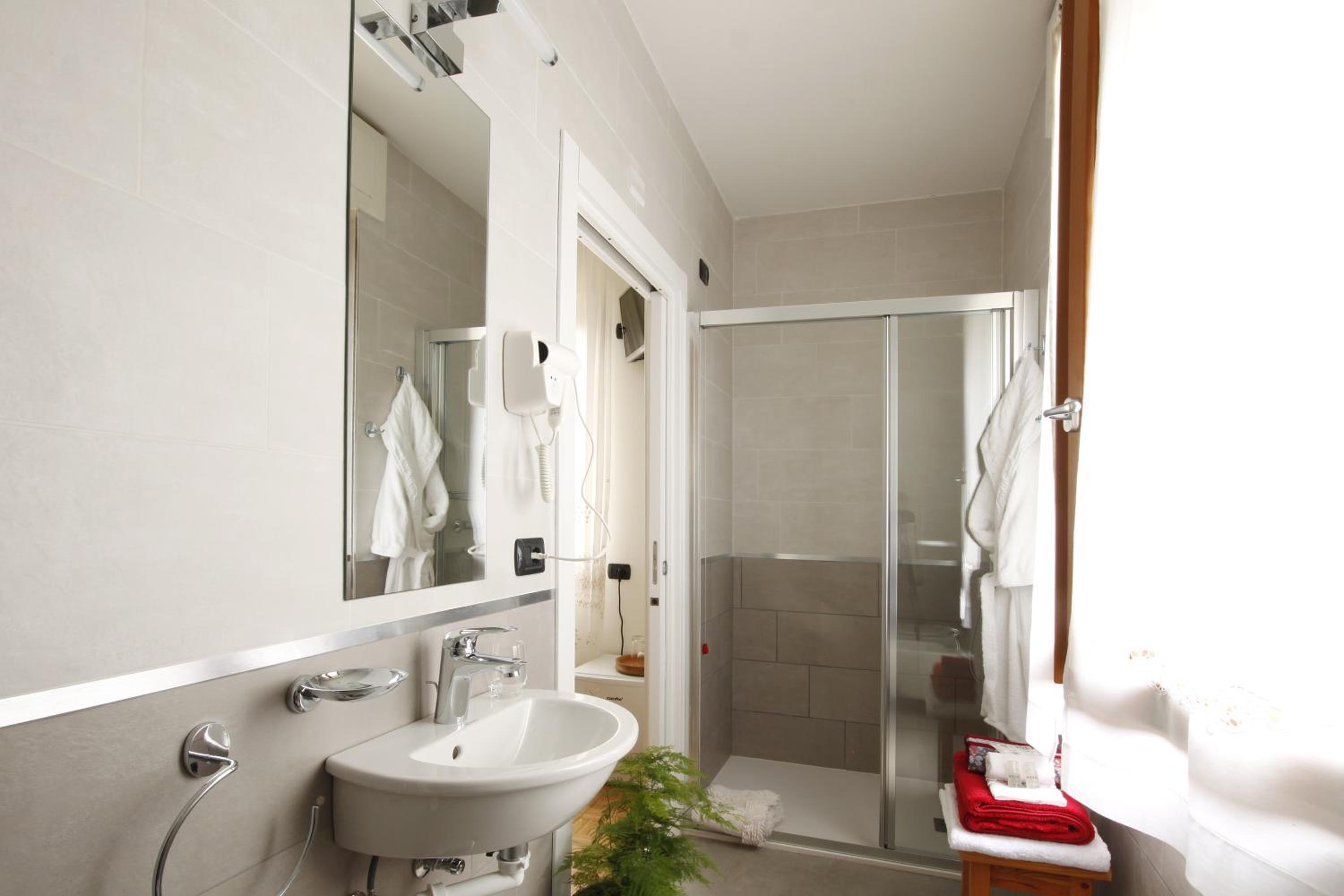 Double Room with Private Bathroom photo 3