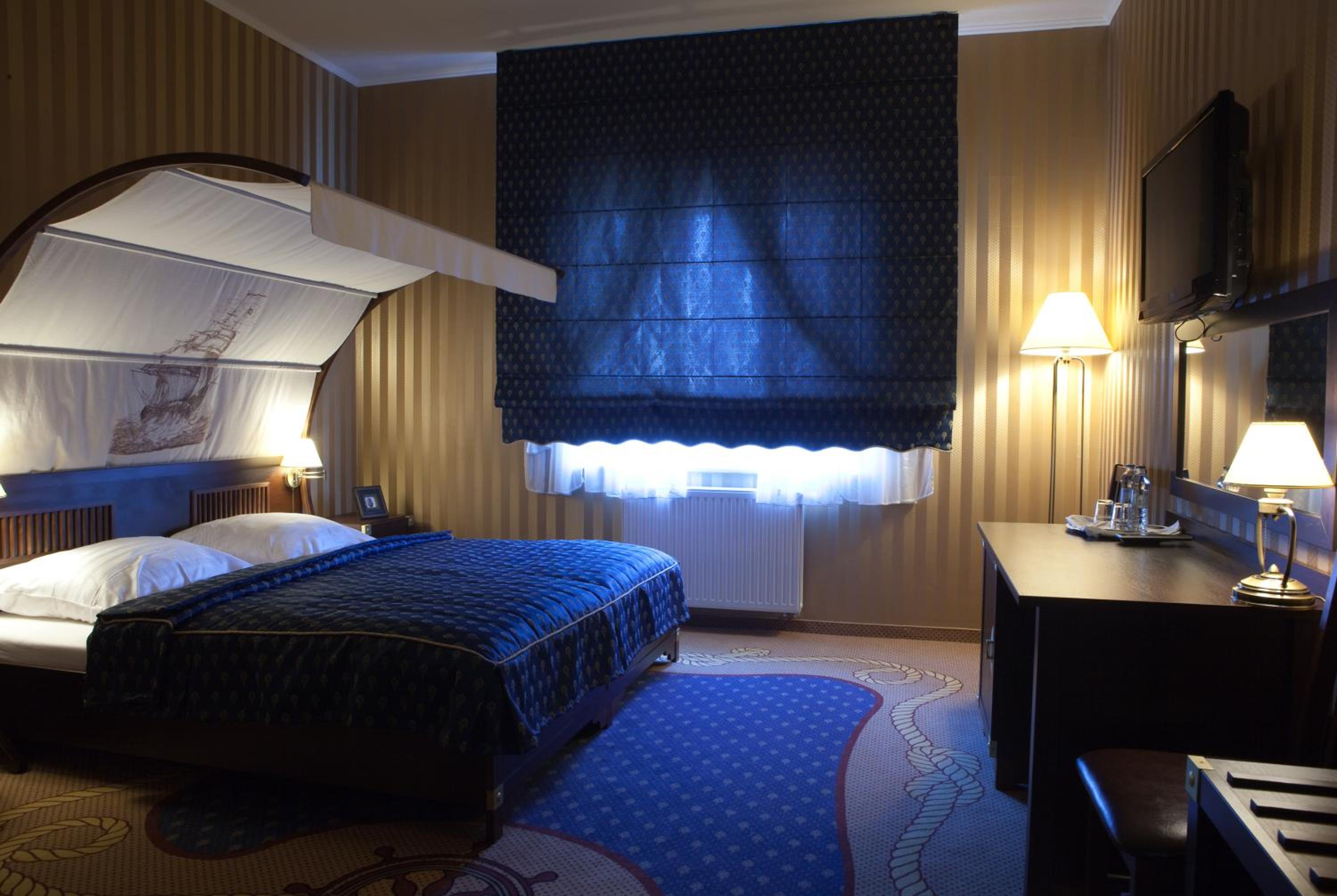 Standard King Room with Lake View - Photo 2