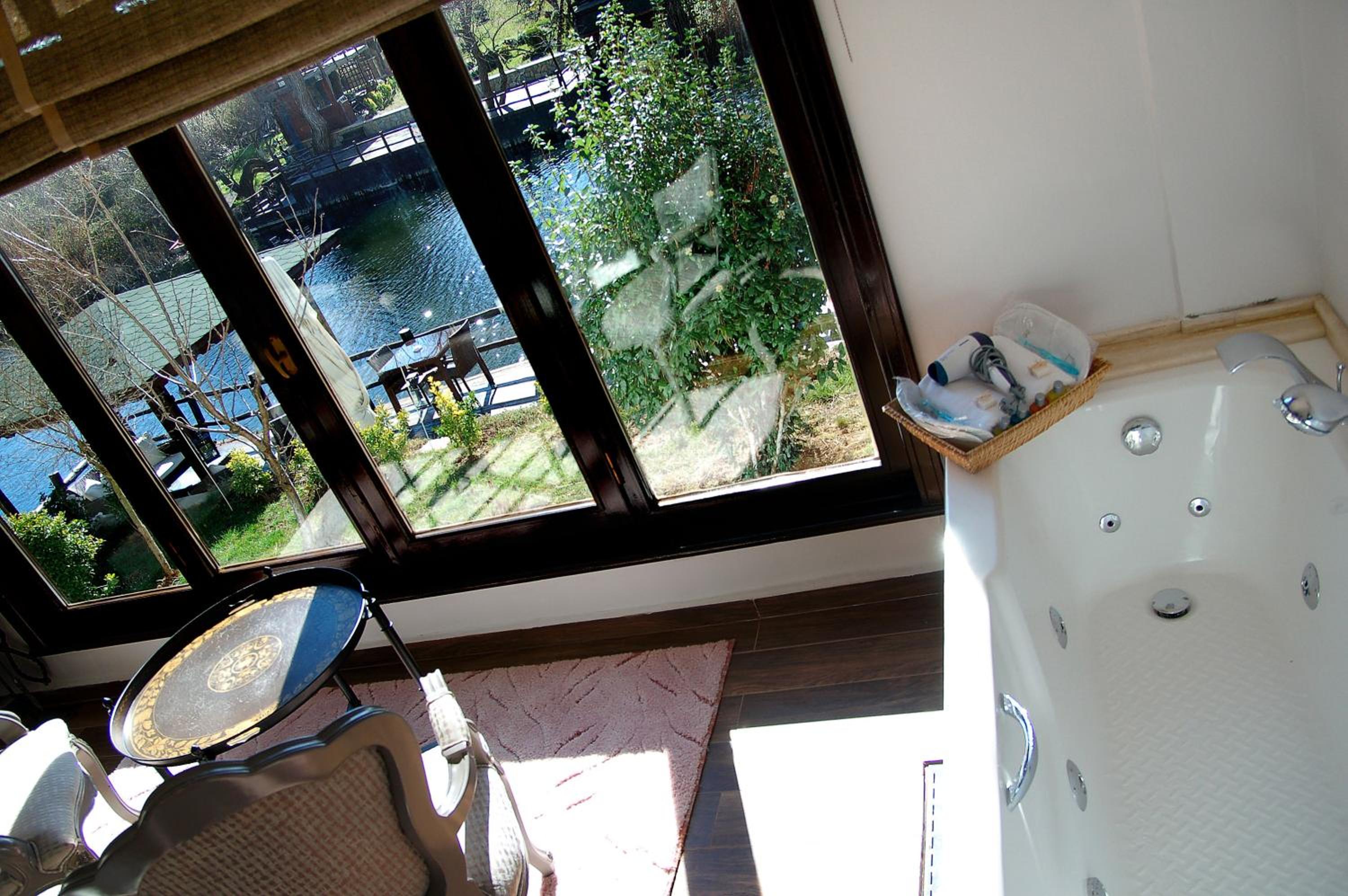 Suite with Whirlpool - Photo 13