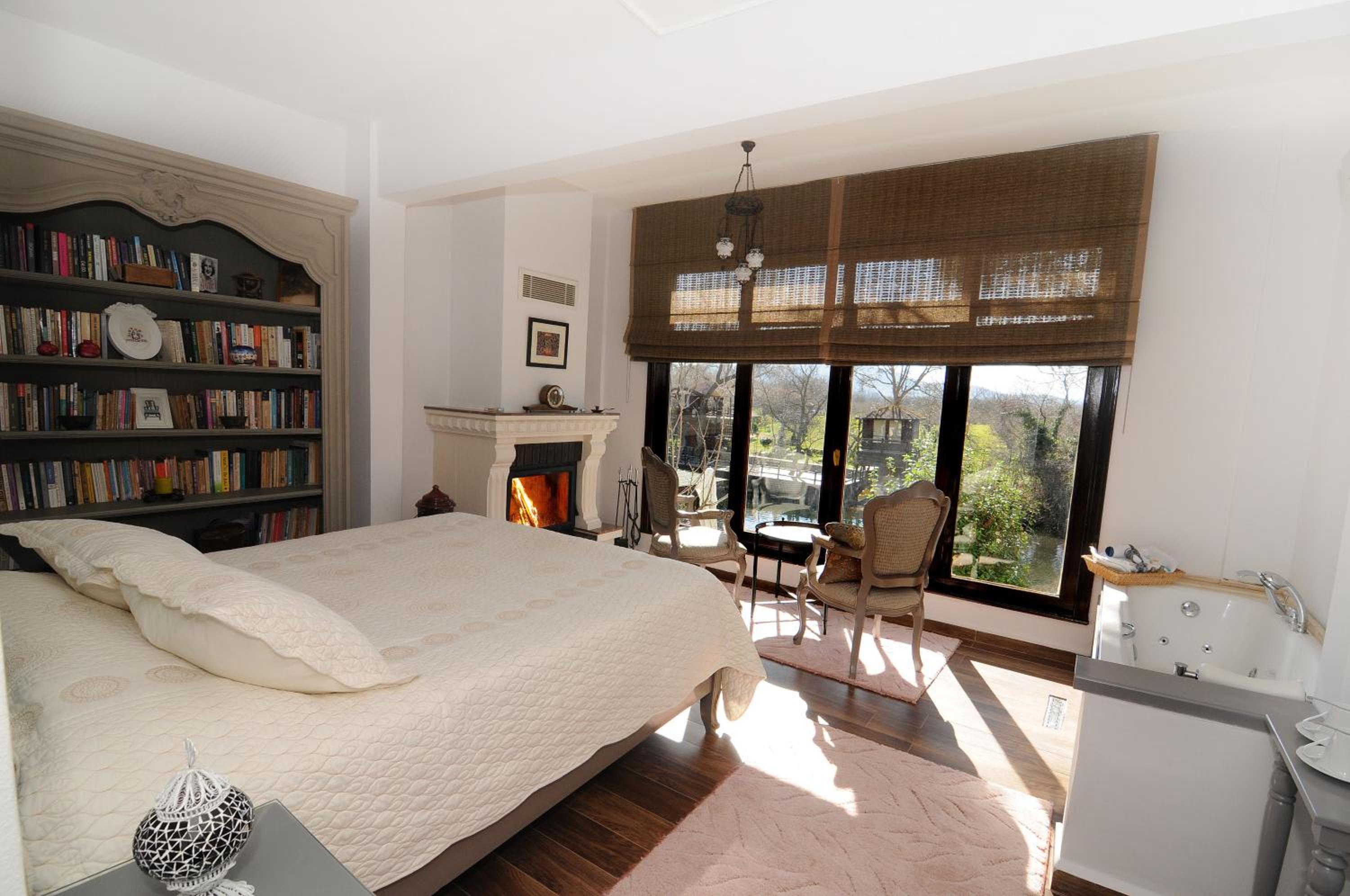 Suite with Whirlpool - Photo 12