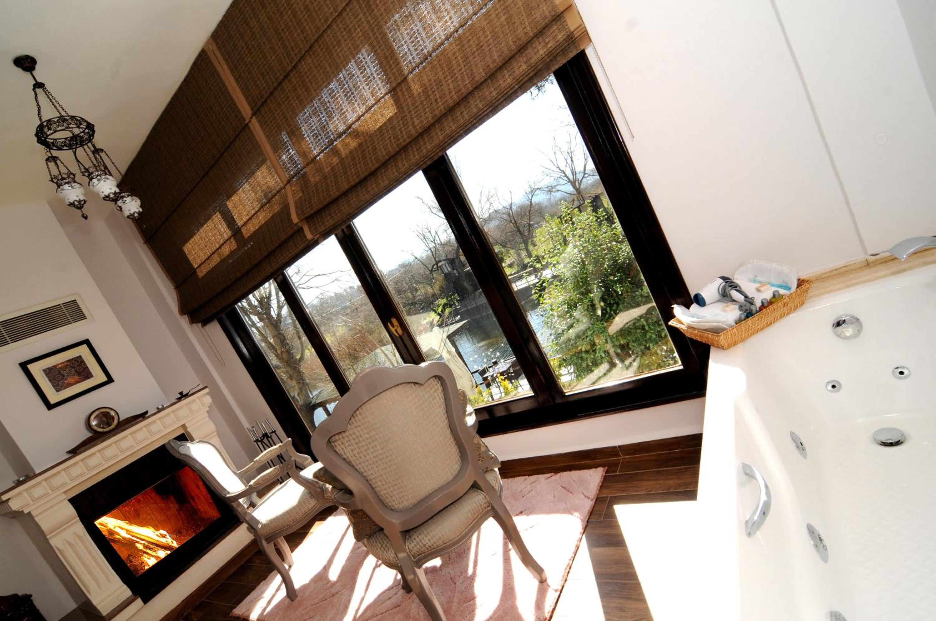 Suite with Whirlpool - Photo 11