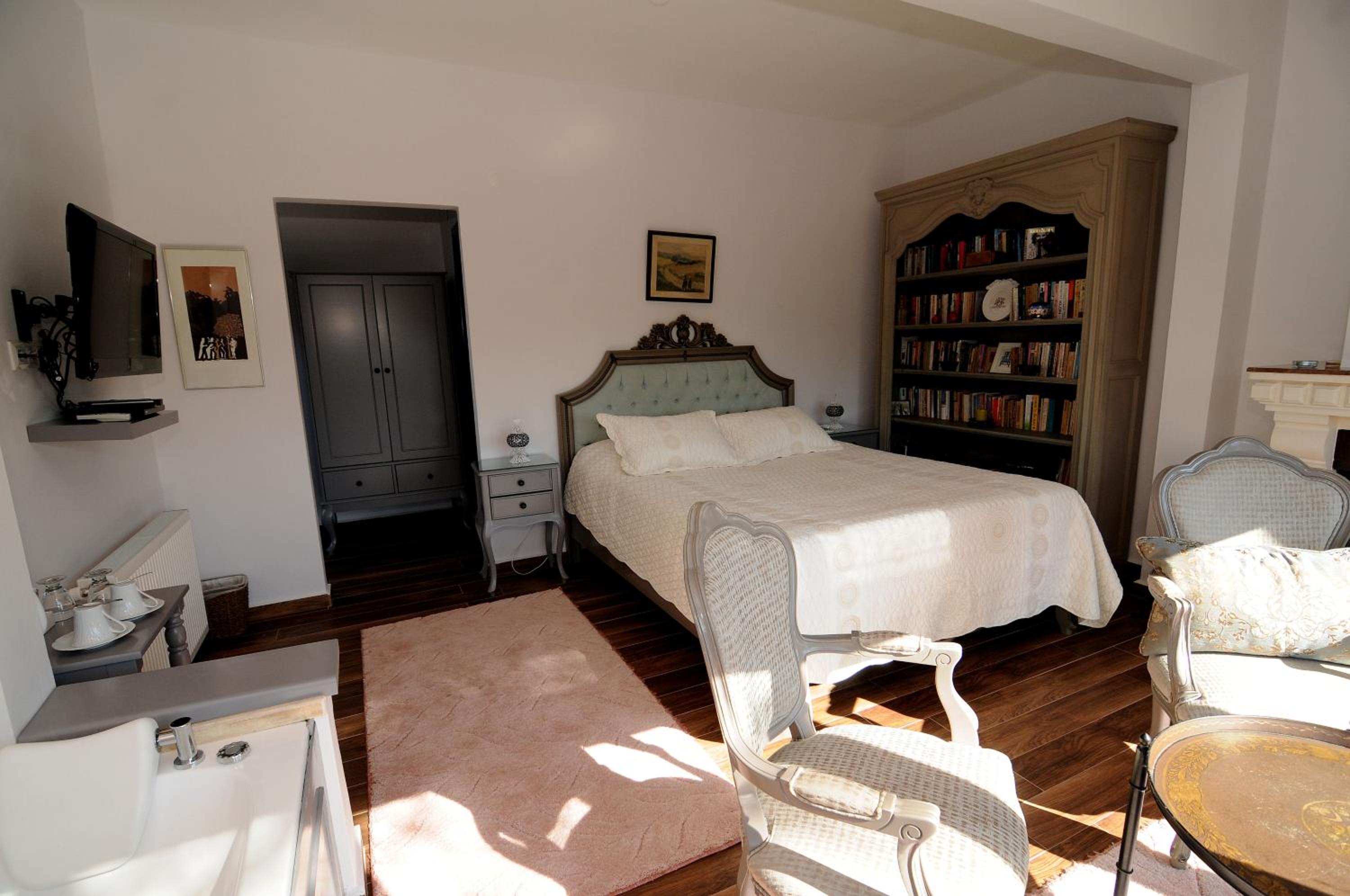 Suite with Whirlpool - Photo 9