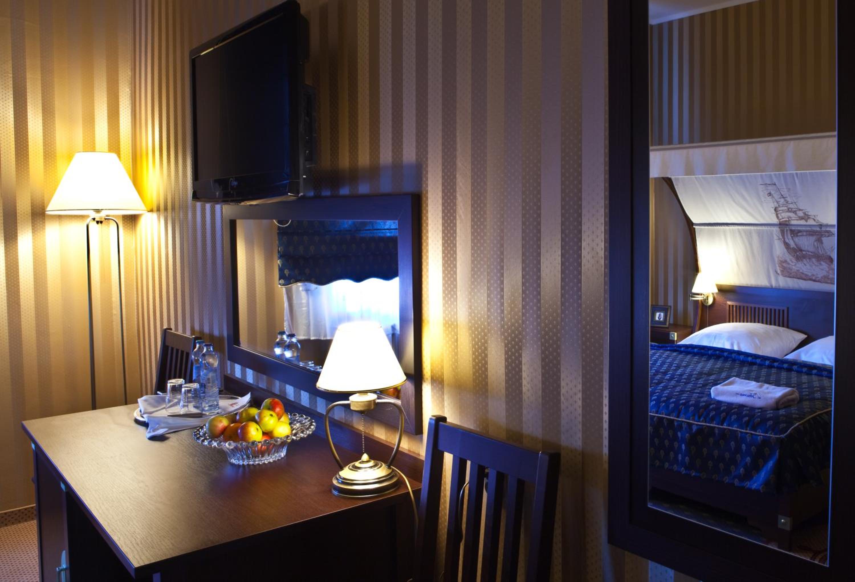 Standard King Room with Lake View - Photo 3