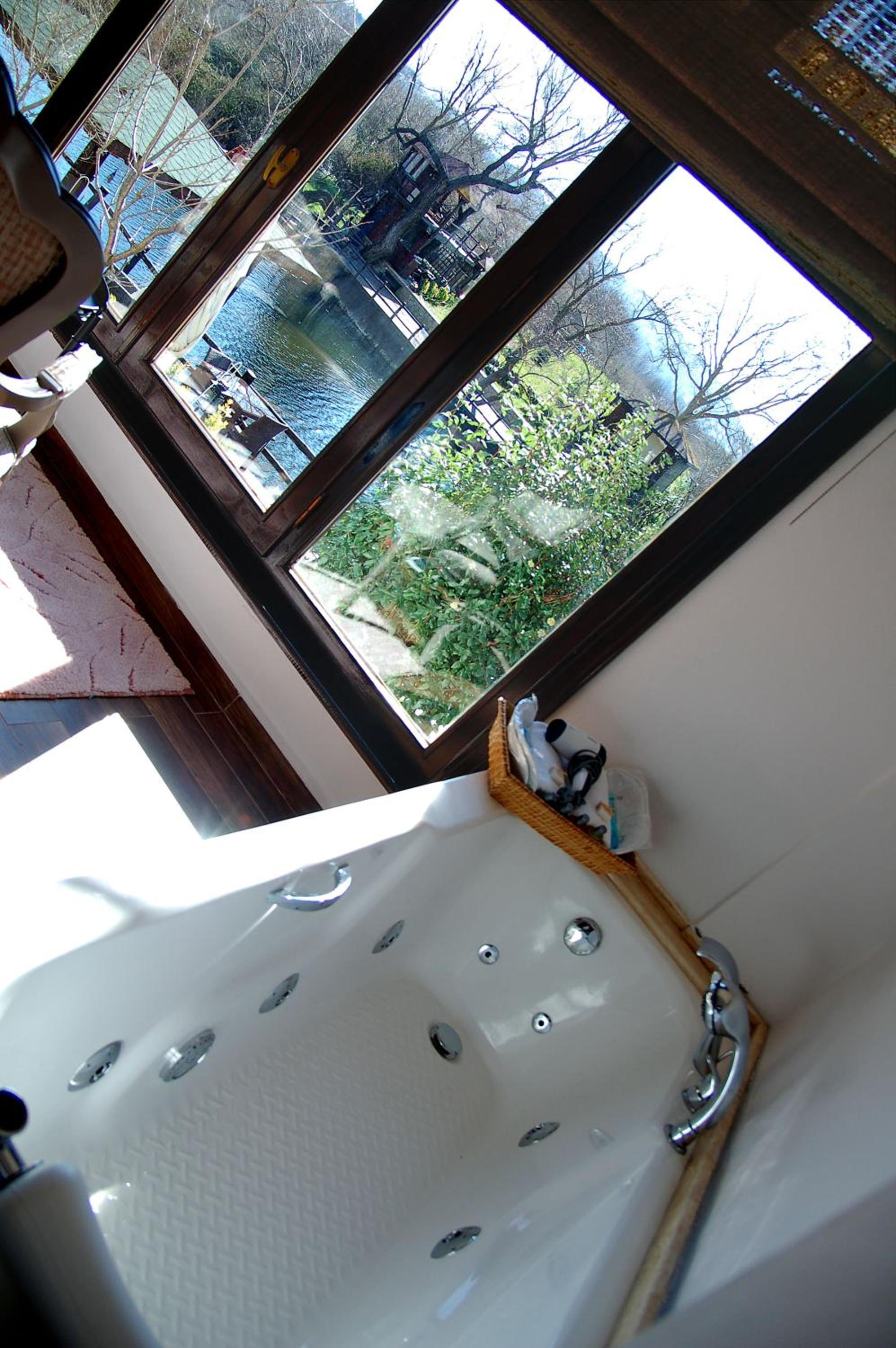 Suite with Whirlpool - Photo 8
