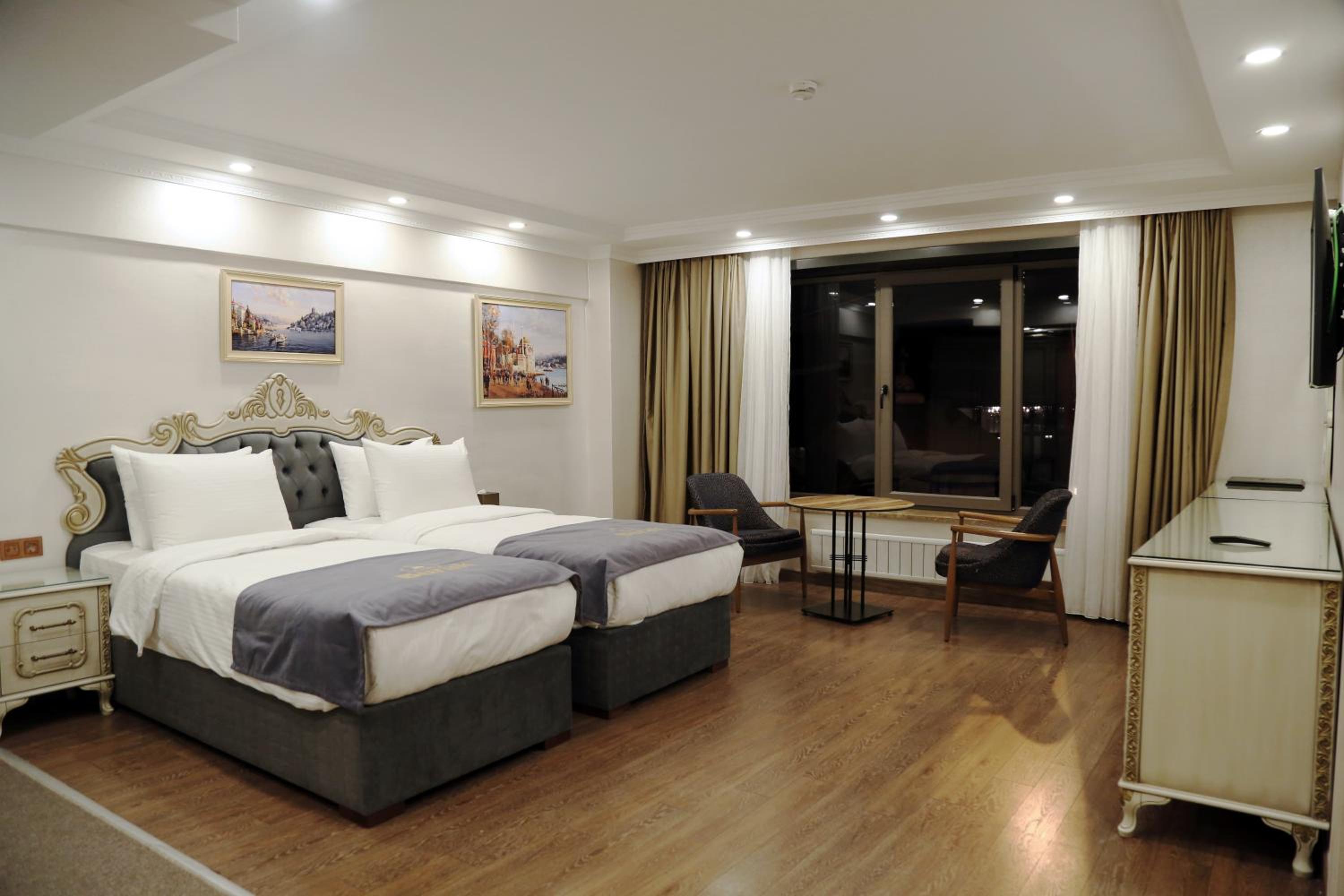 Deluxe Family Suite photo 3