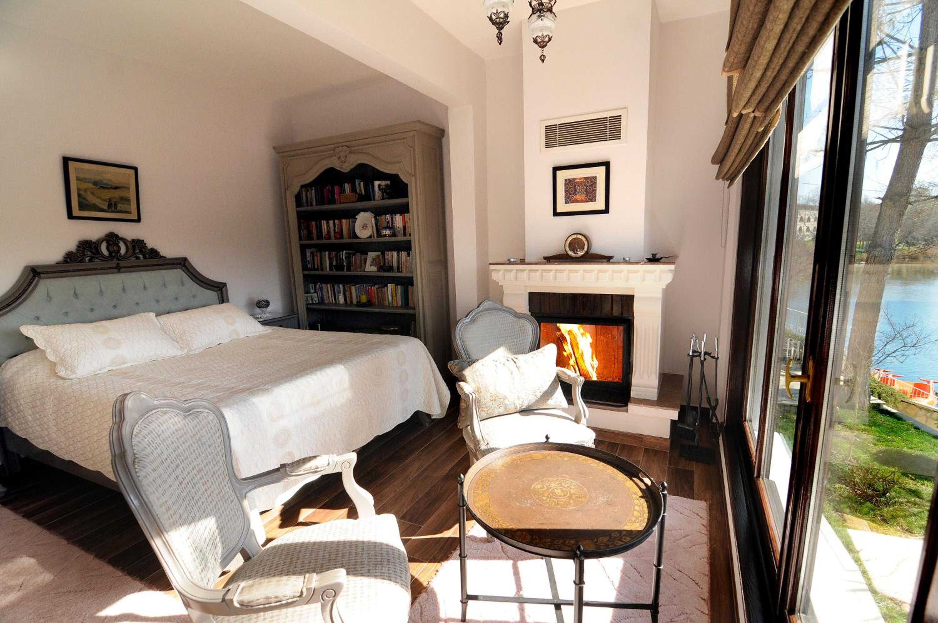 Suite with Whirlpool - Photo 15