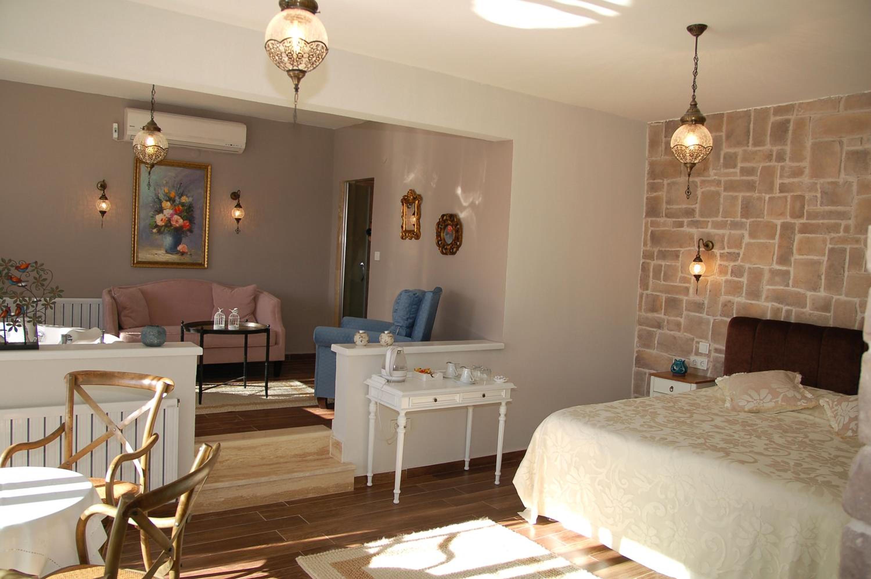 King Suite with Spa Bath - Photo 1