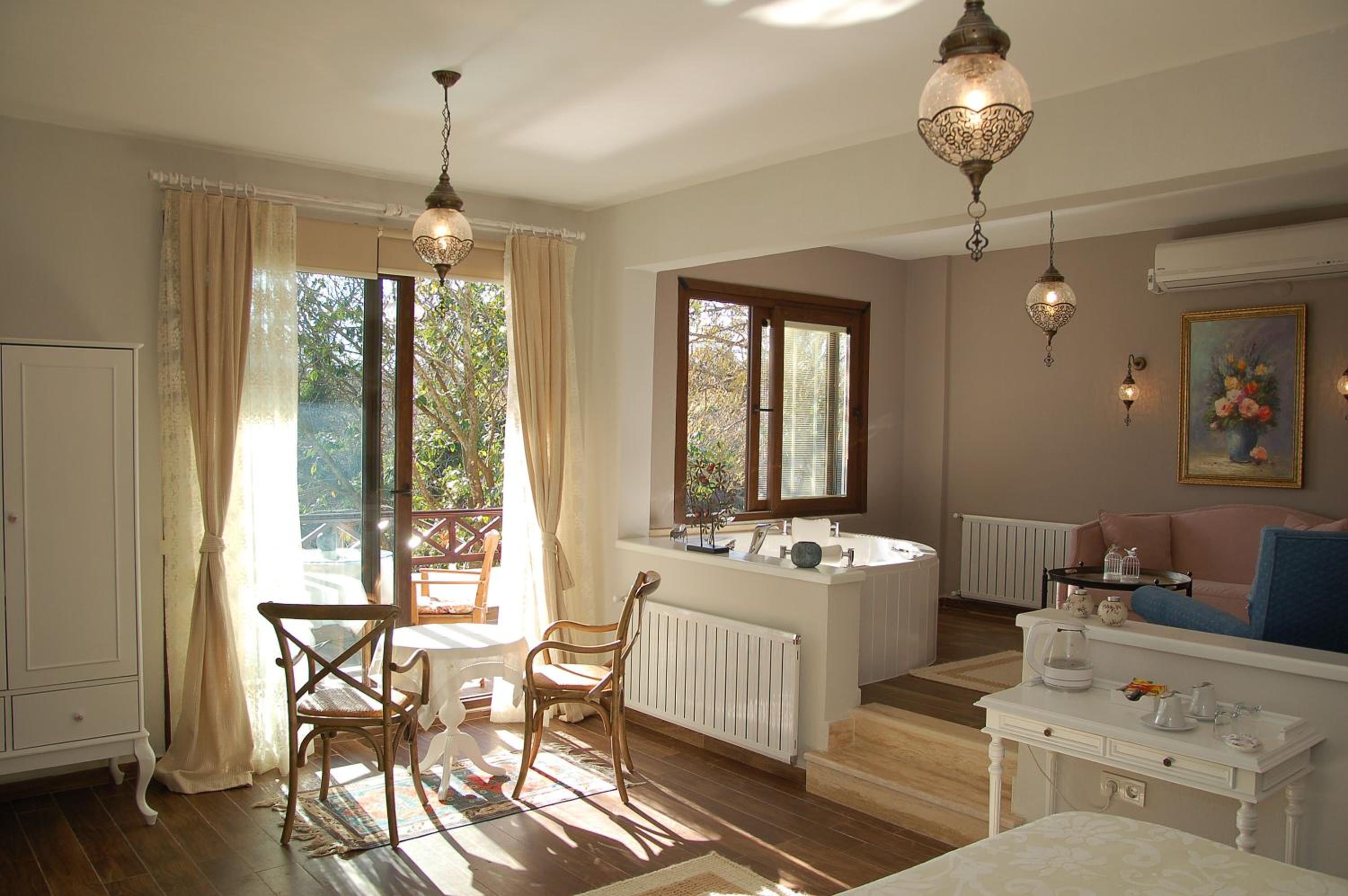 King Suite with Spa Bath - Photo 12