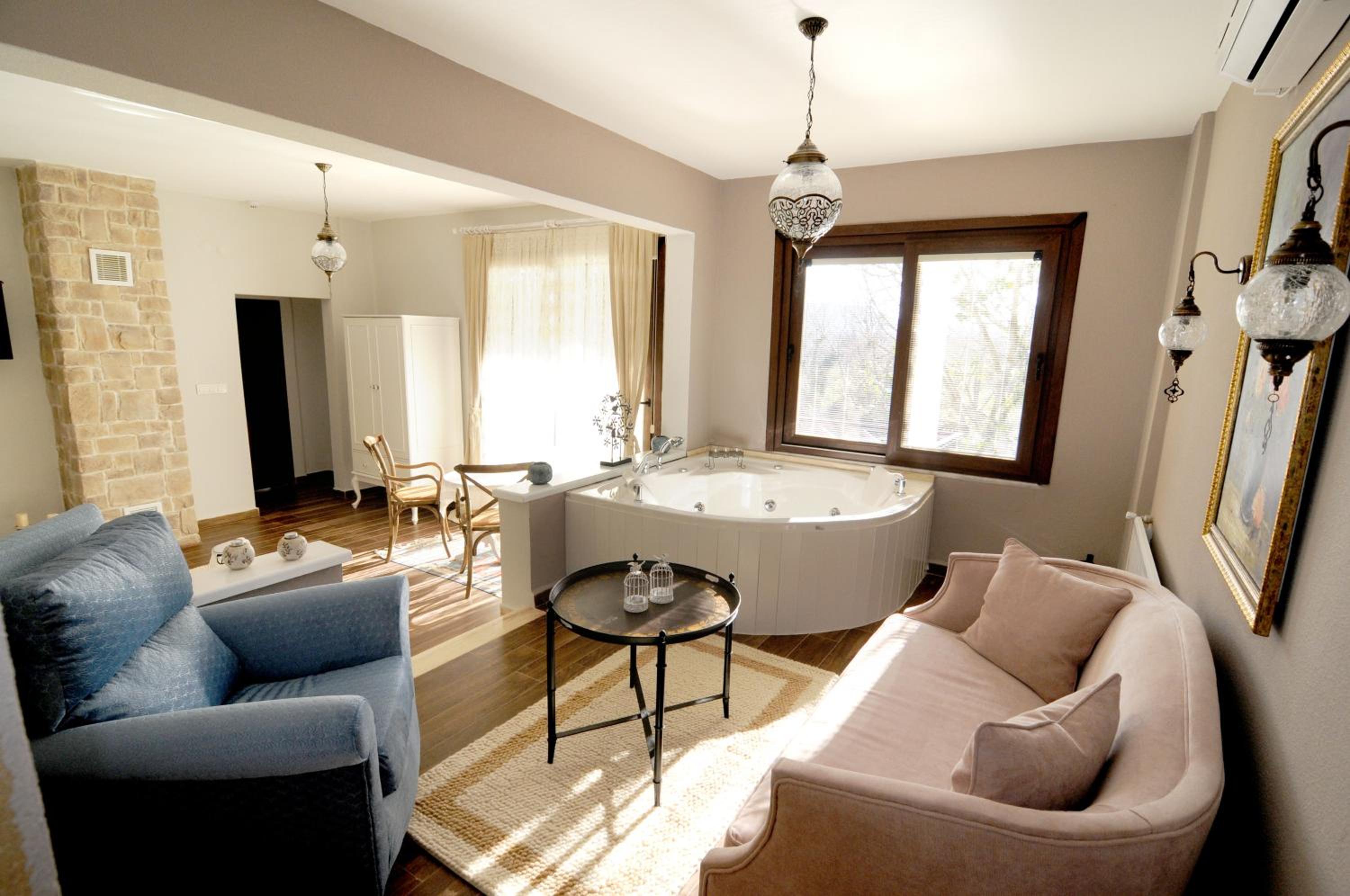 King Suite with Spa Bath - Photo 9