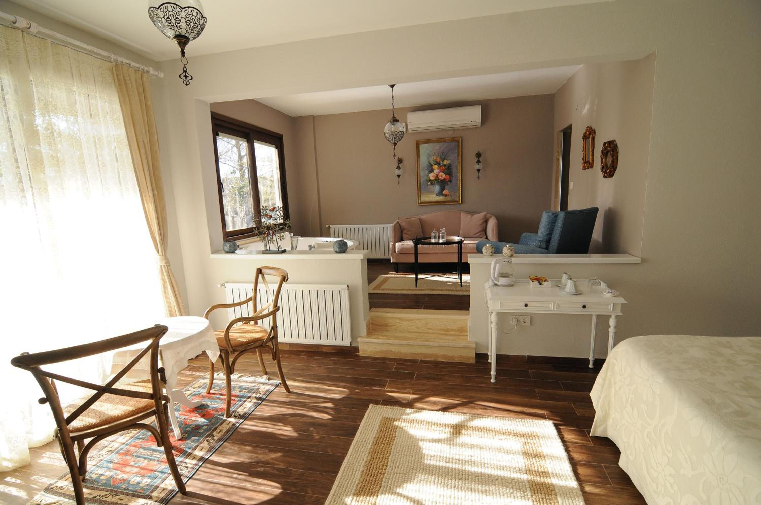 King Suite with Spa Bath - Photo 3