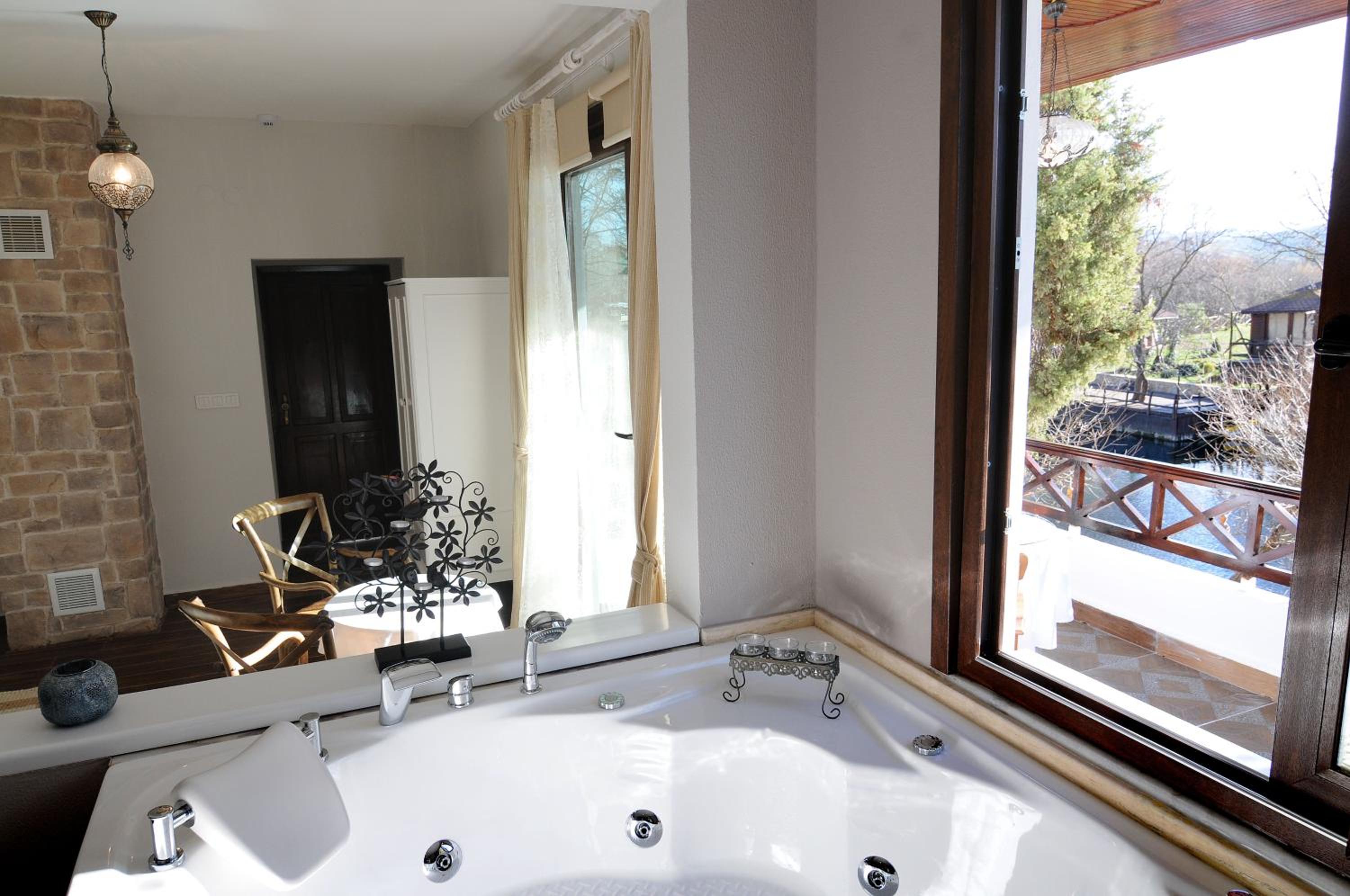 King Suite with Spa Bath - Photo 5