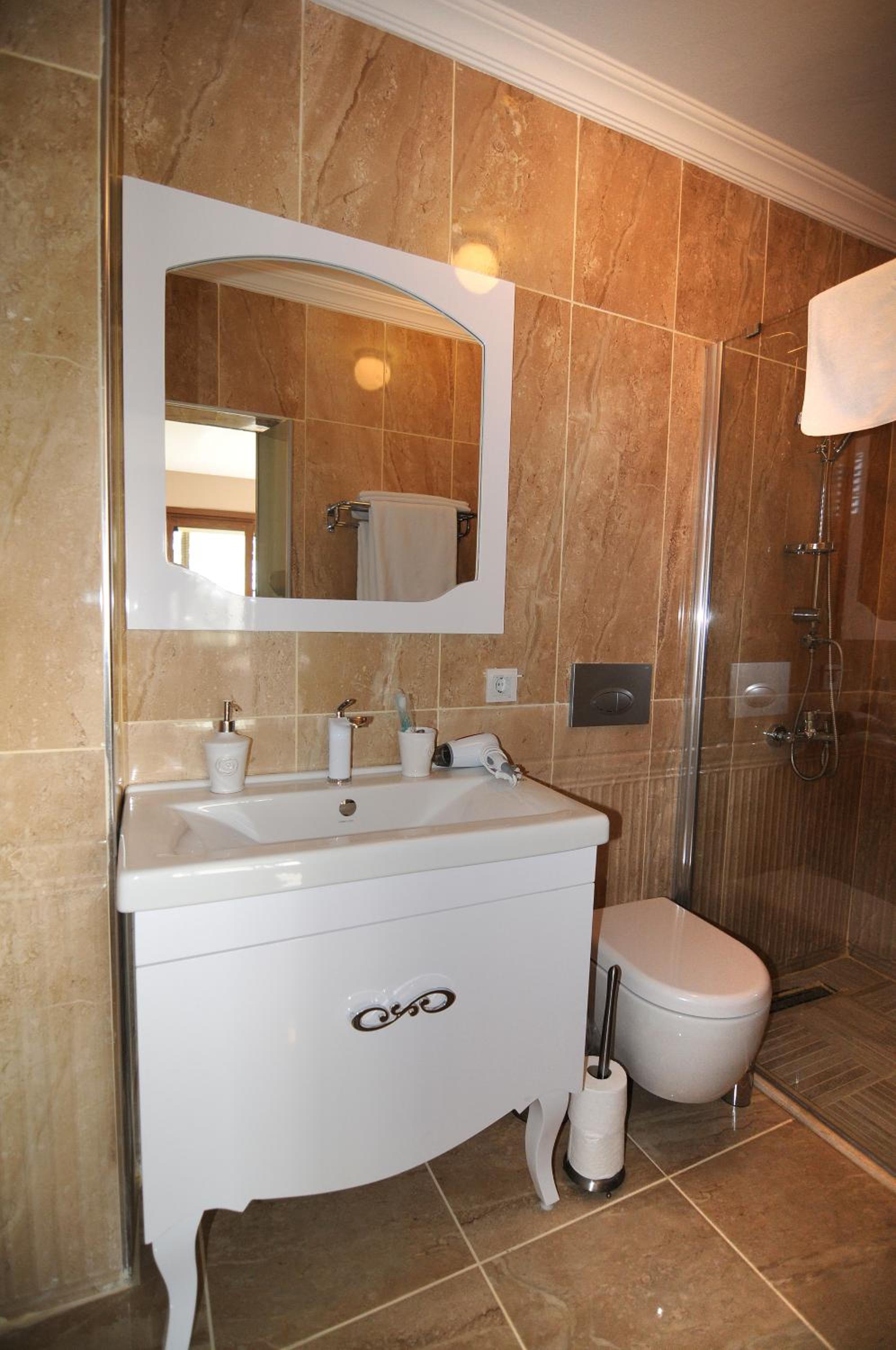 King Suite with Spa Bath - Photo 7