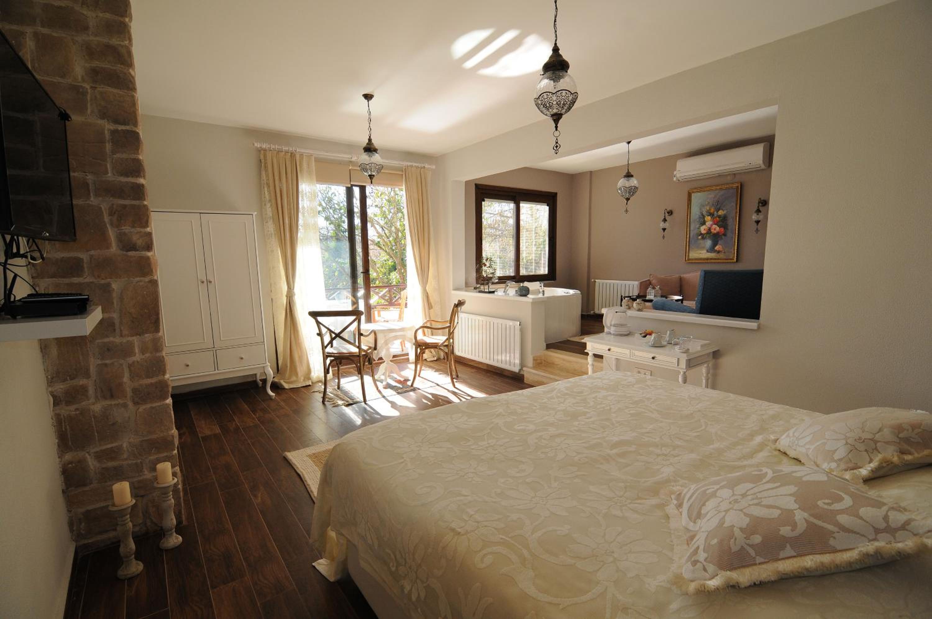 King Suite with Spa Bath - Photo 13