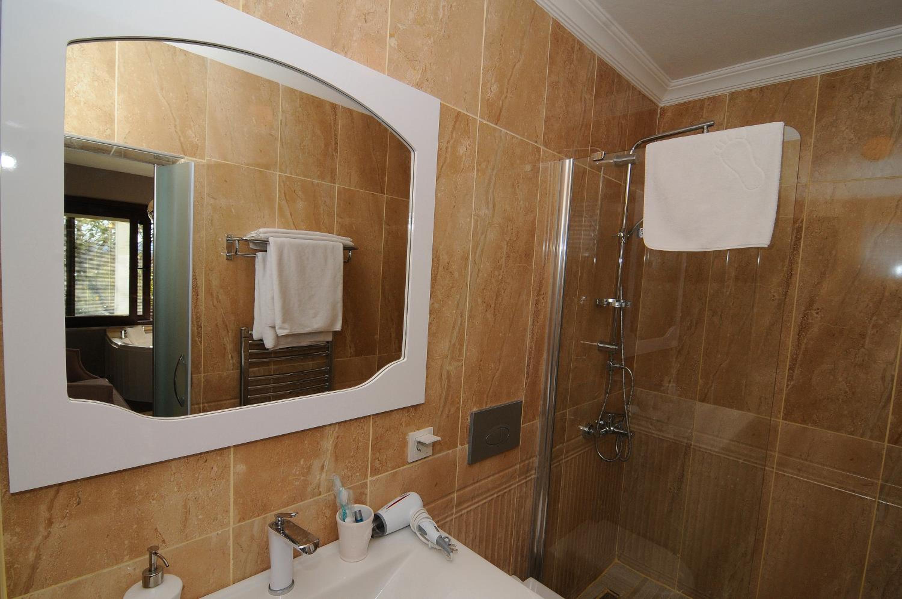 King Suite with Spa Bath - Photo 8