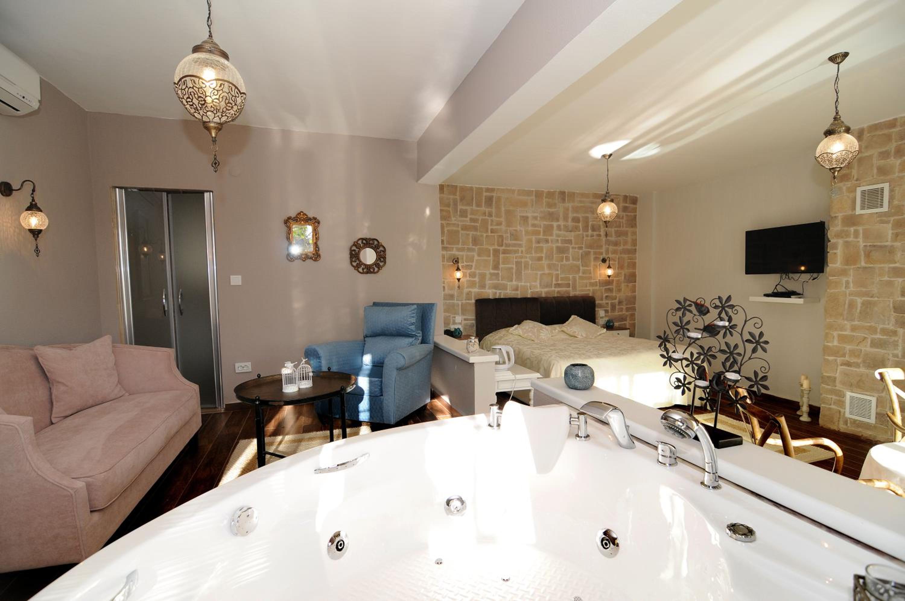 King Suite with Spa Bath - Photo 11