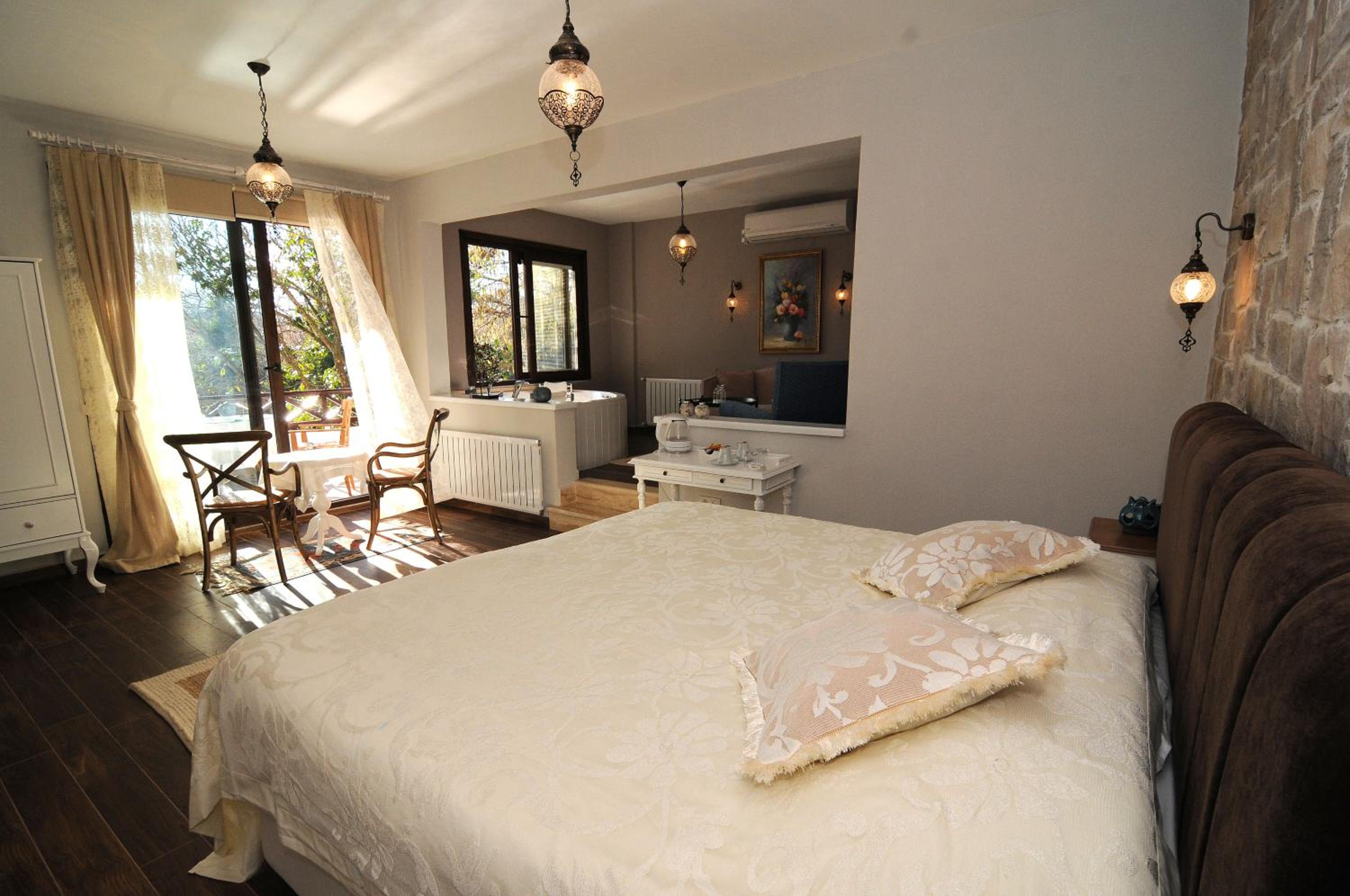 King Suite with Spa Bath - Photo 2