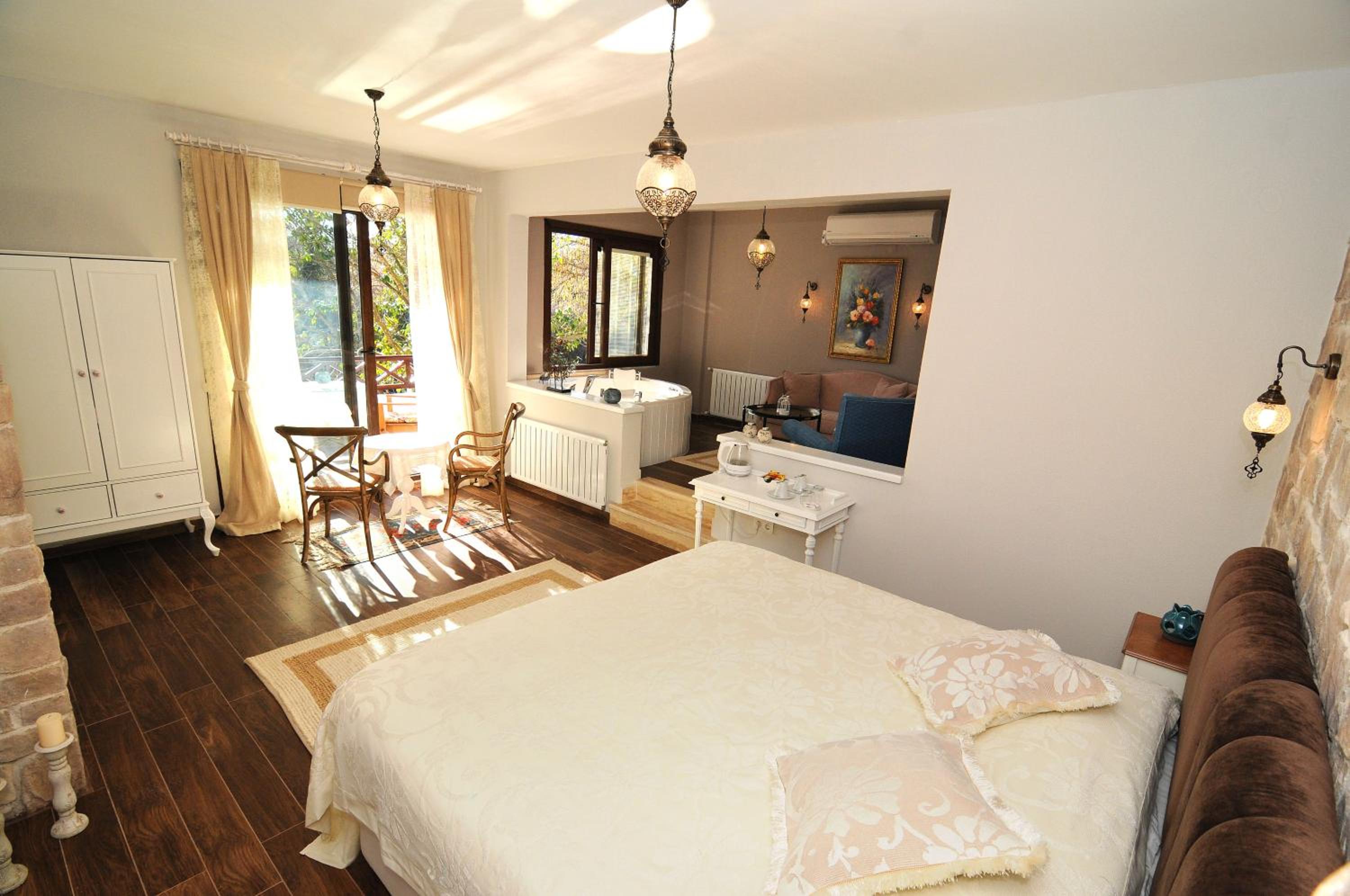 King Suite with Spa Bath - Photo 10