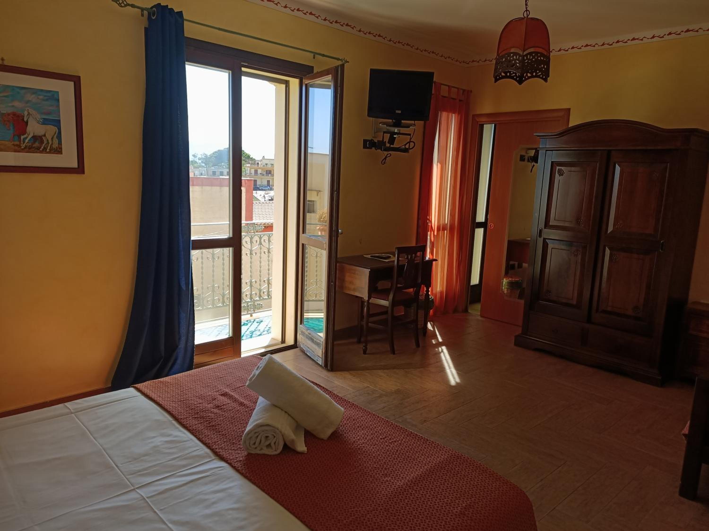 Triple Room with Private Bathroom photo 2