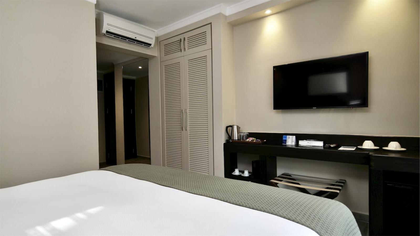 Standard Triple Room with Sea View - Photo 6