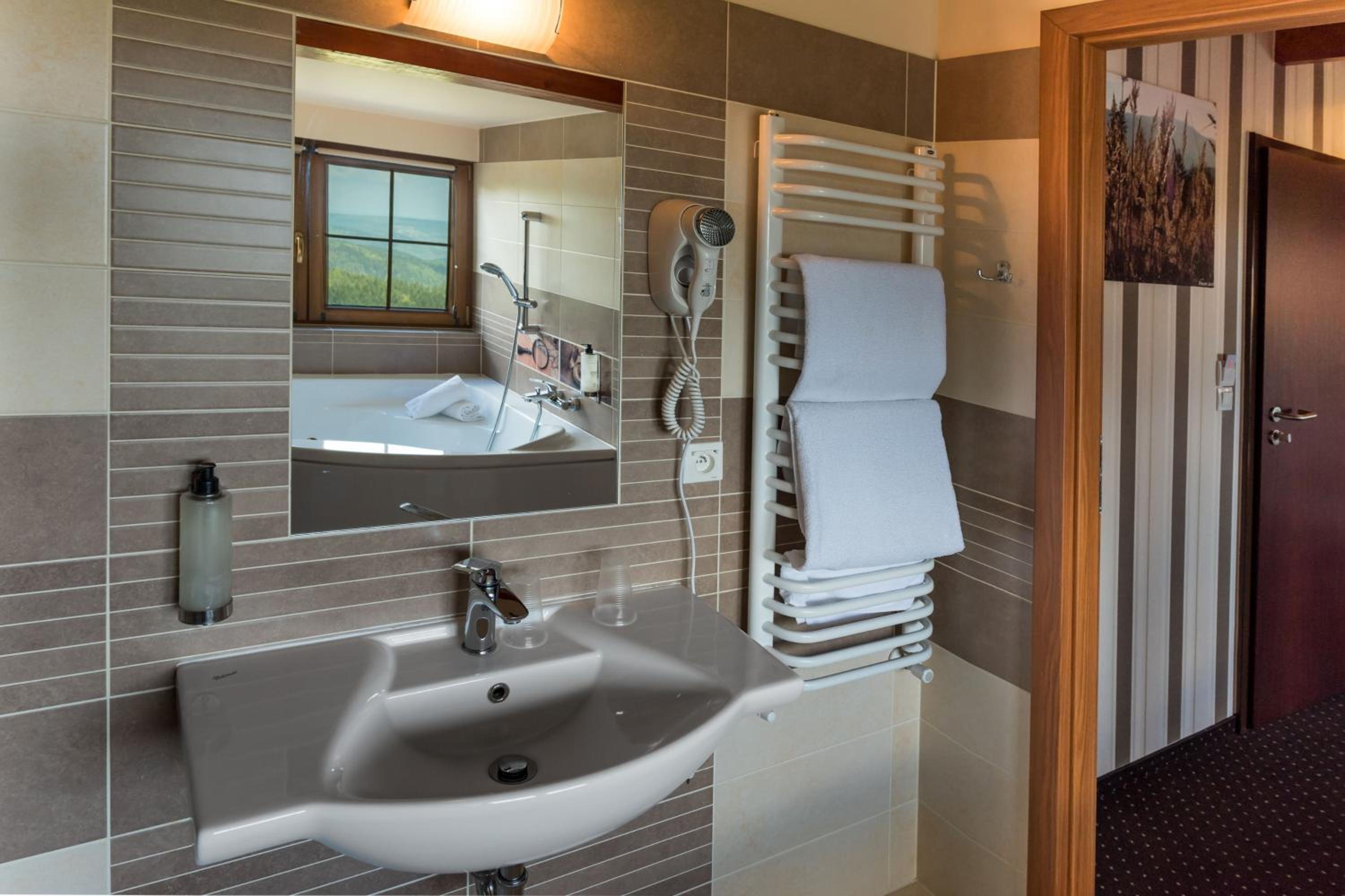 Double Room with Spa Bath - Photo 6
