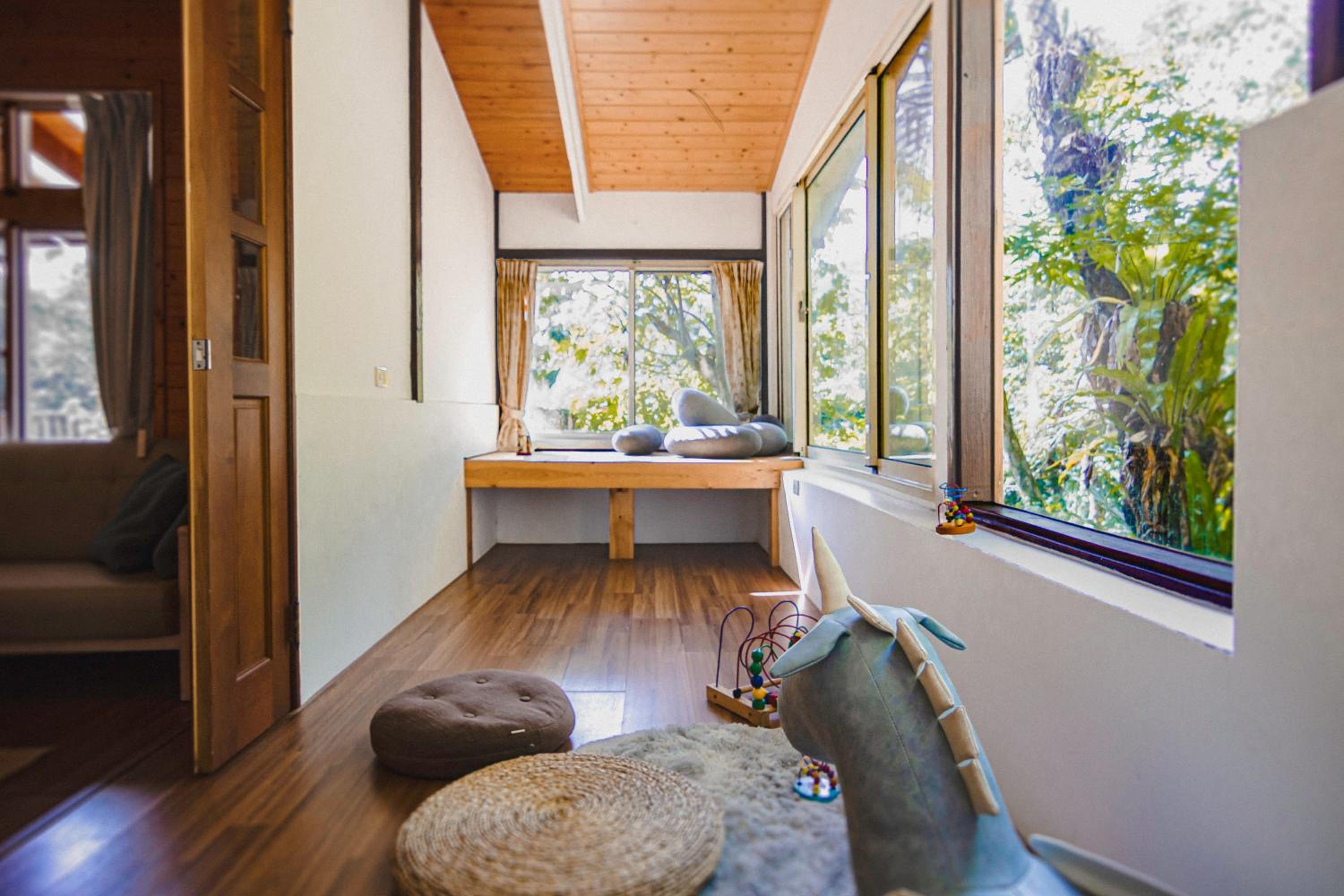 Family Room with Mountain View photo 3