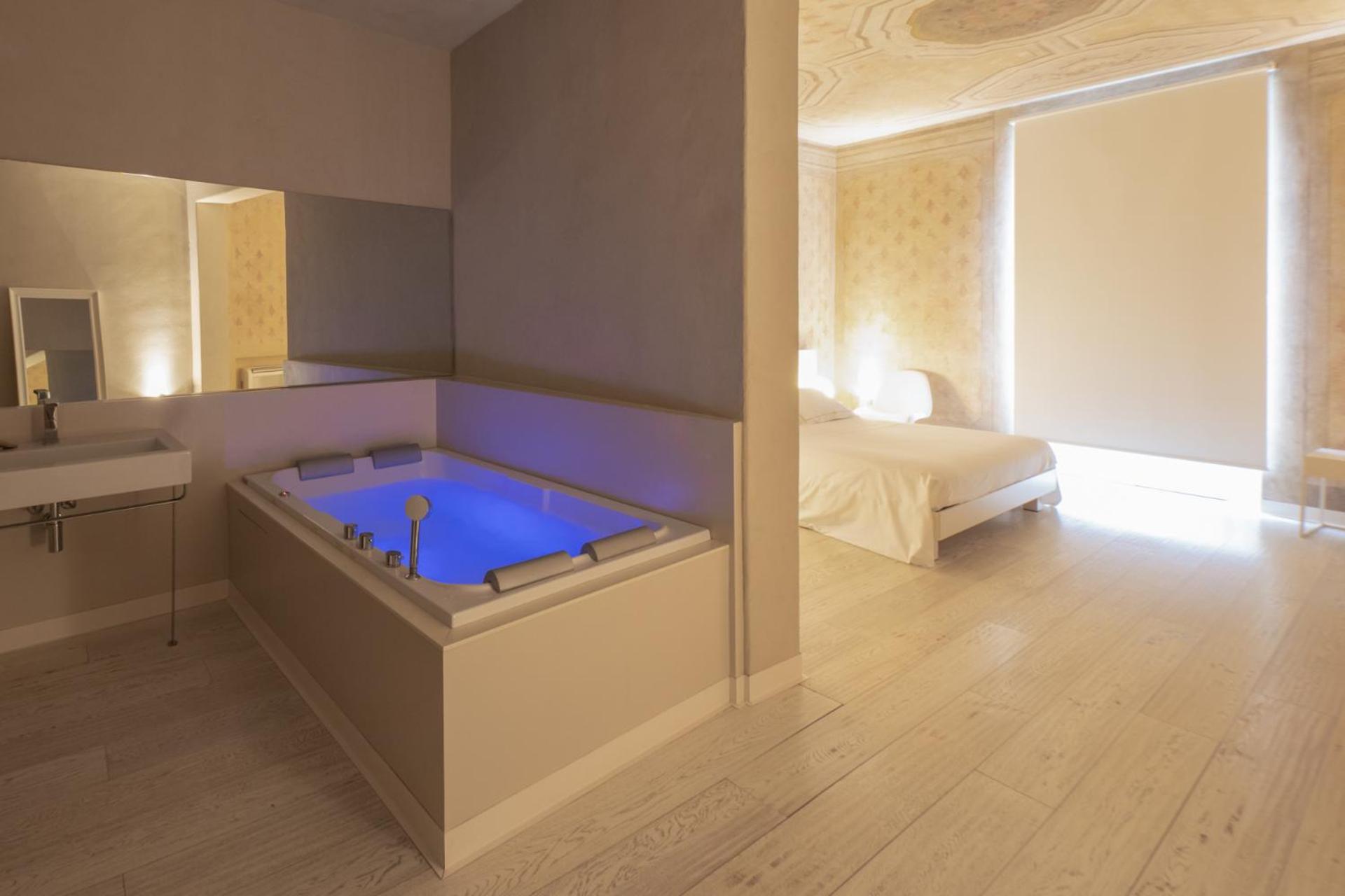 Suite with Spa Bath - Photo 3