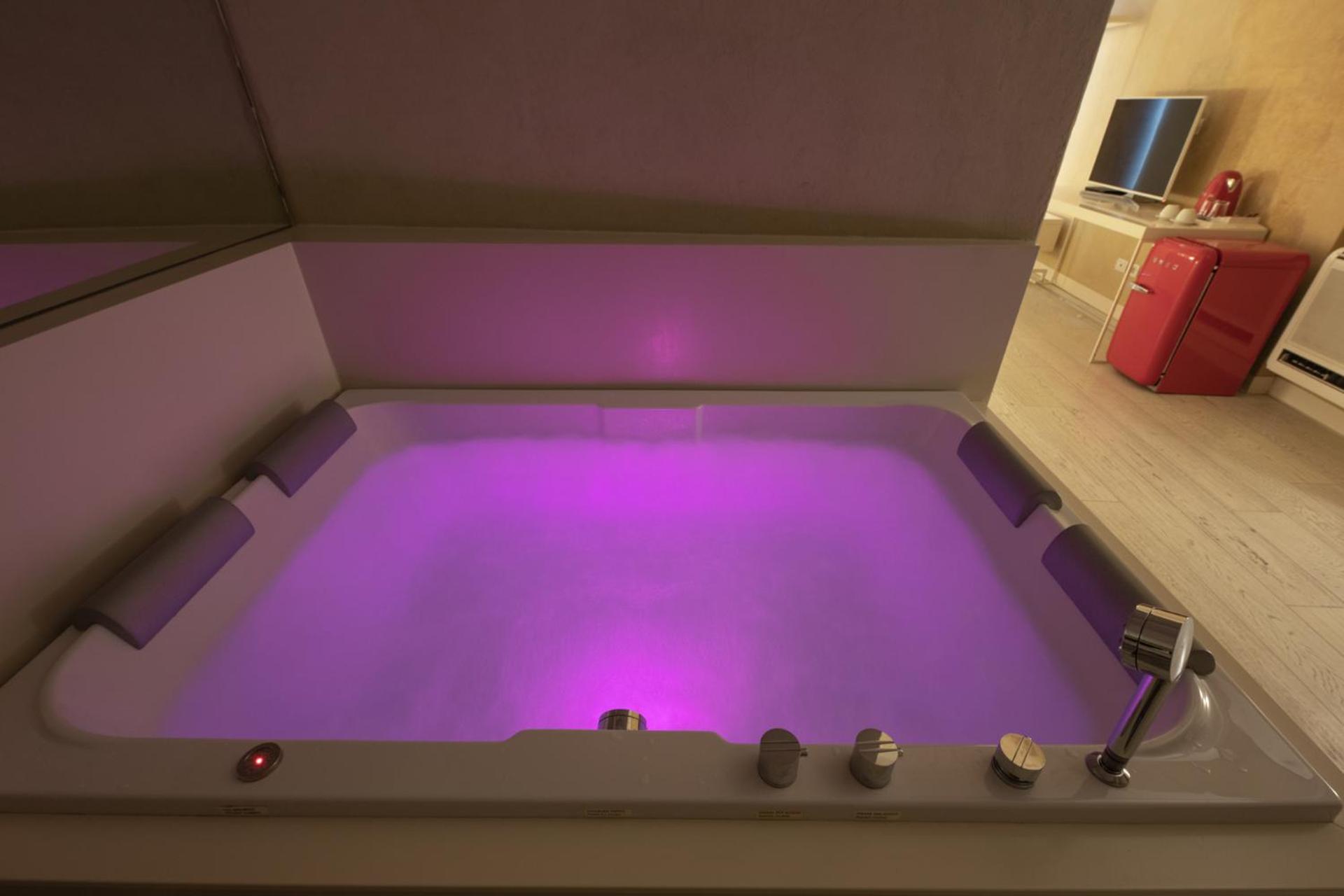 Suite with Spa Bath - Photo 14