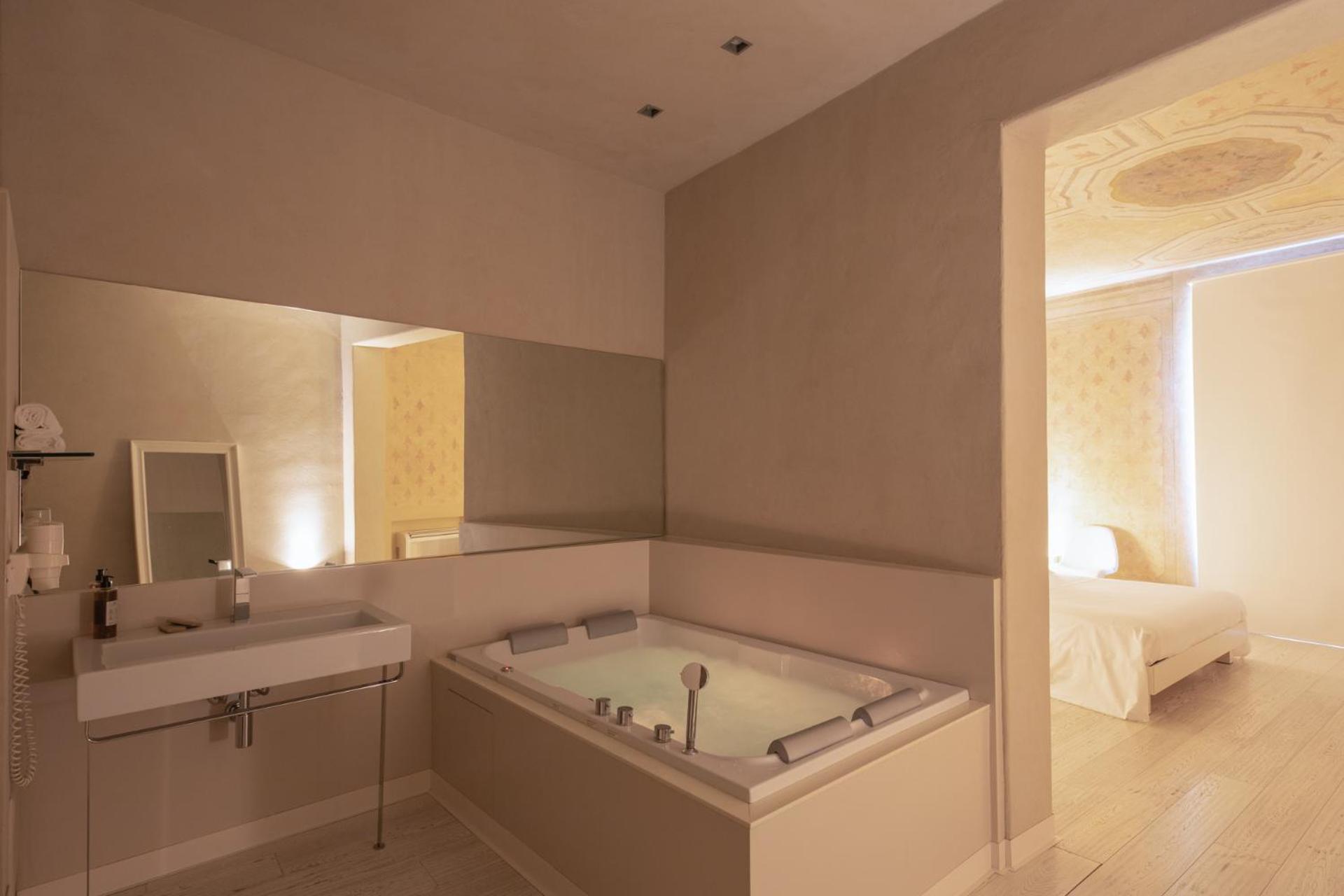 Suite with Spa Bath - Photo 5