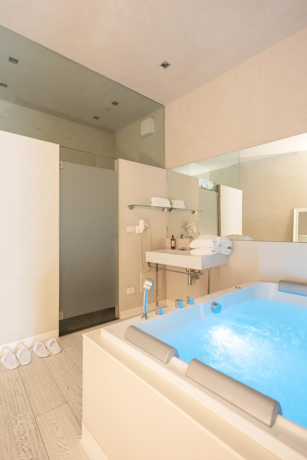 Suite with Spa Bath - Photo 18