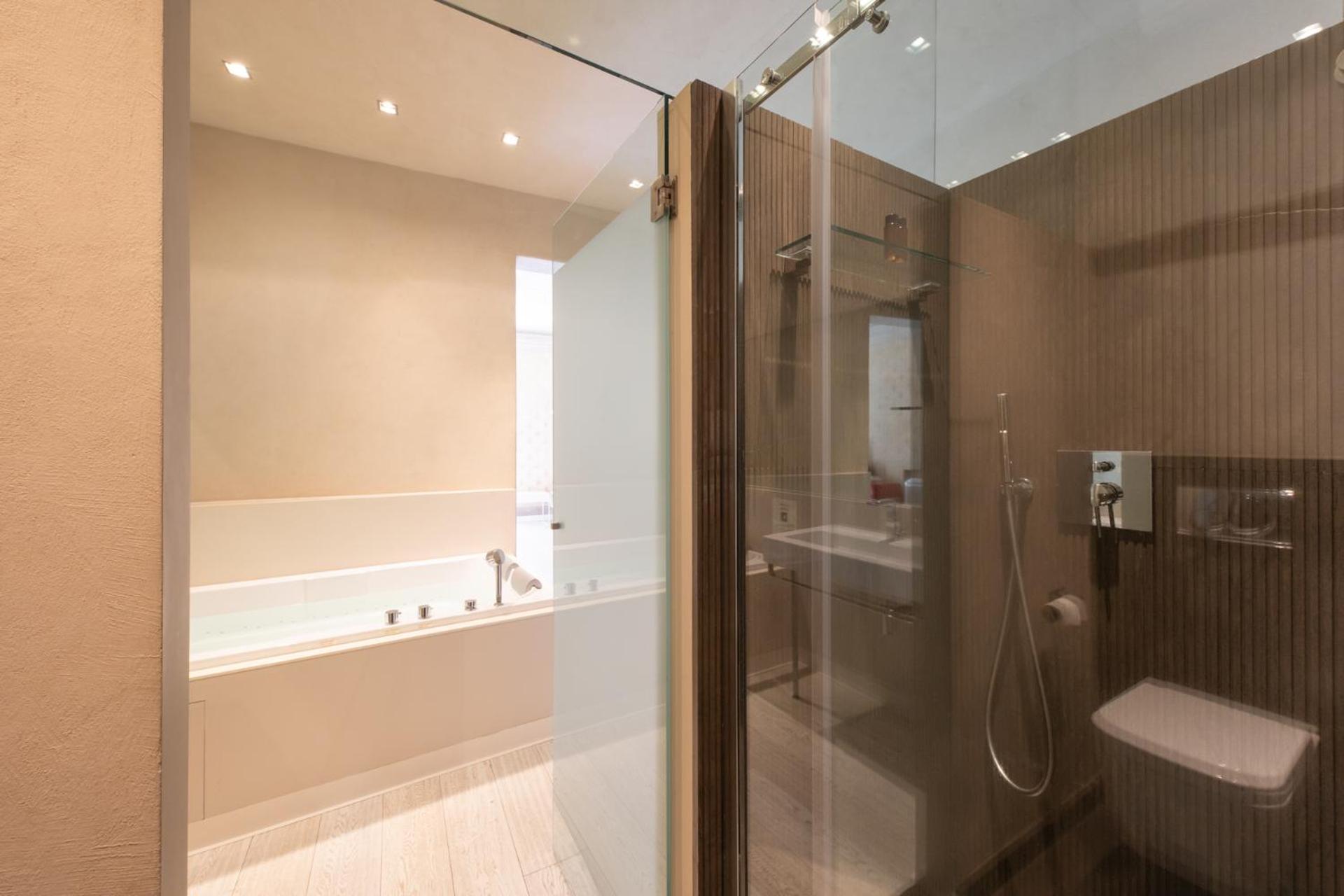 Suite with Spa Bath - Photo 17