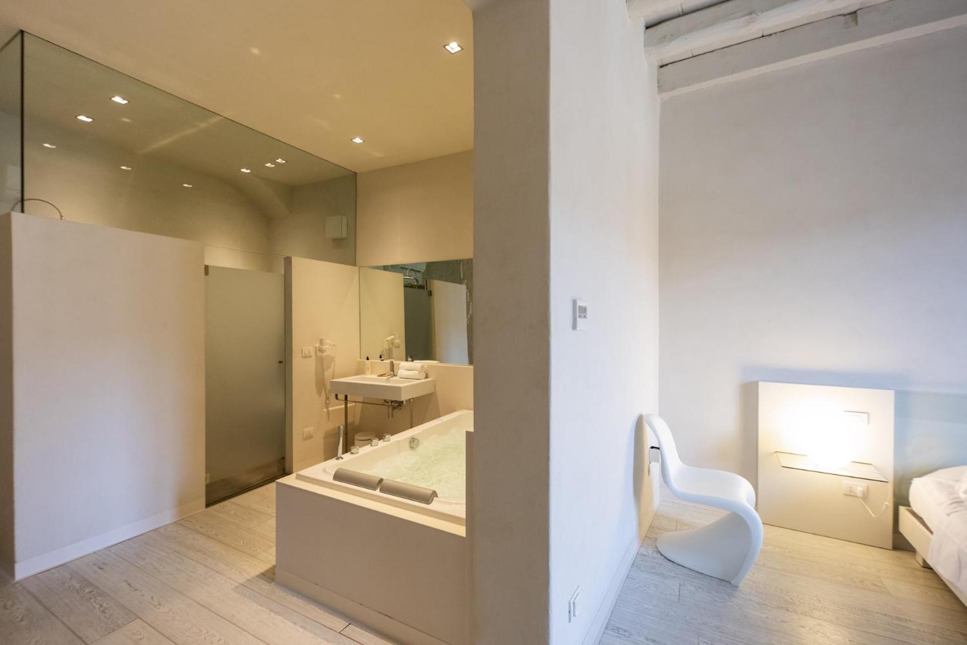 Suite with Spa Bath - Photo 7