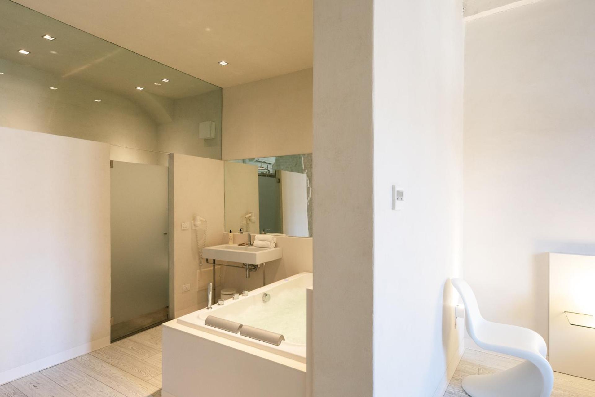 Suite with Spa Bath - Photo 6