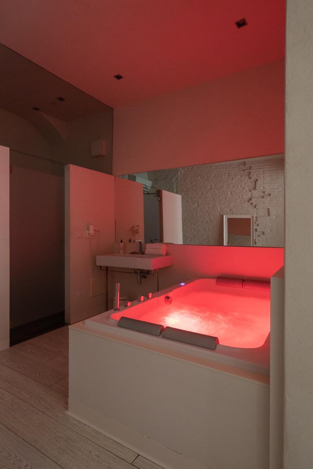 Suite with Spa Bath - Photo 10