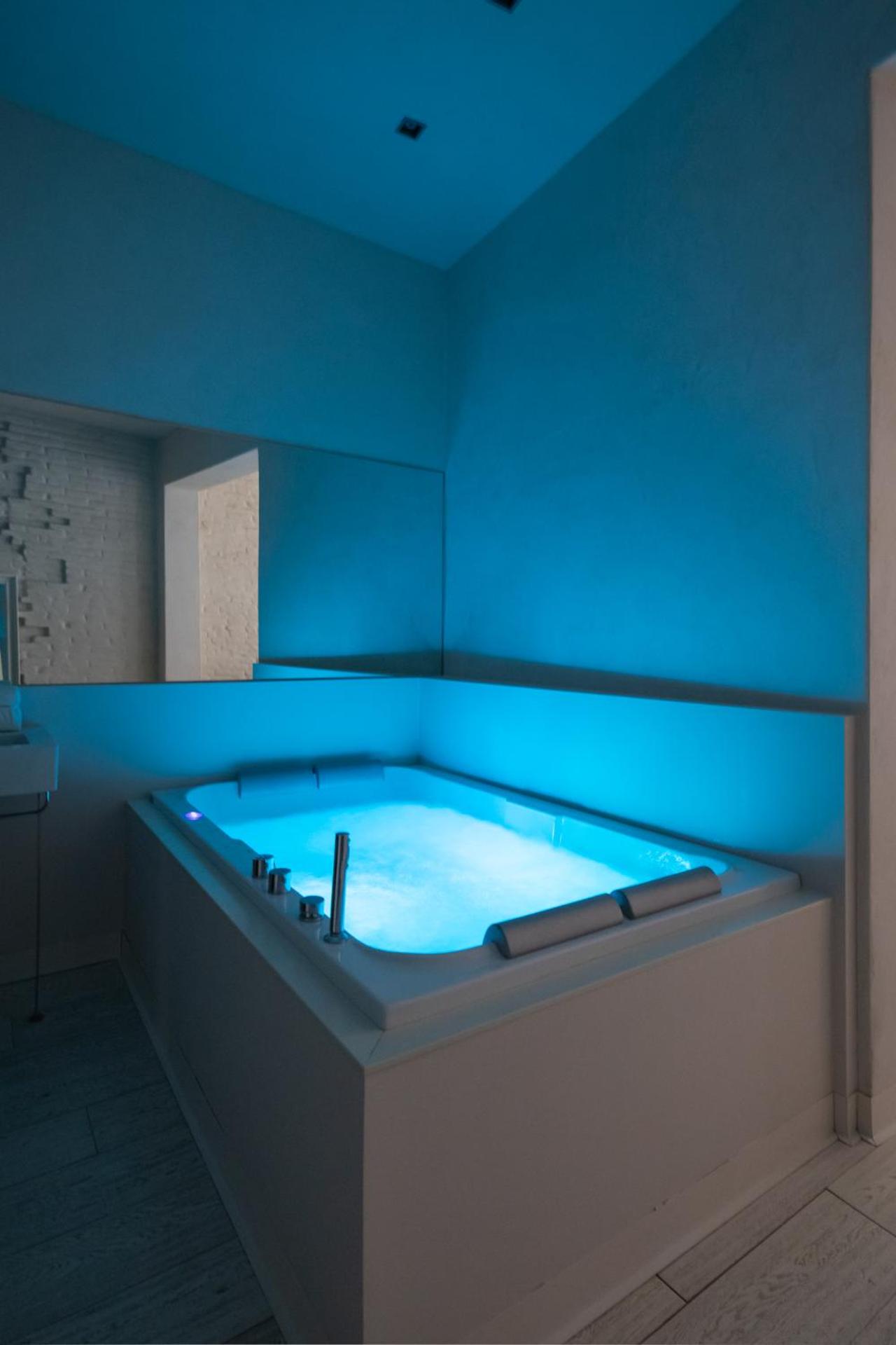 Suite with Spa Bath - Photo 11