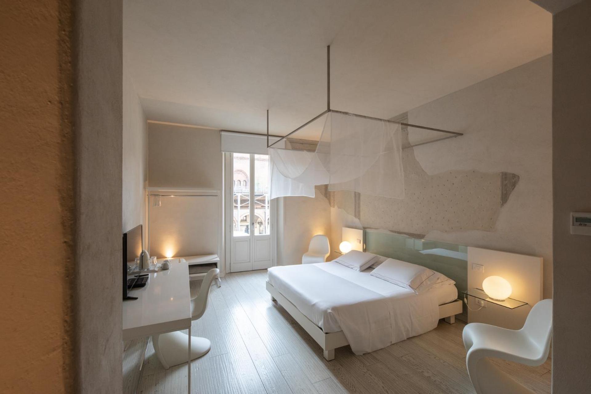 Suite - Photo 18