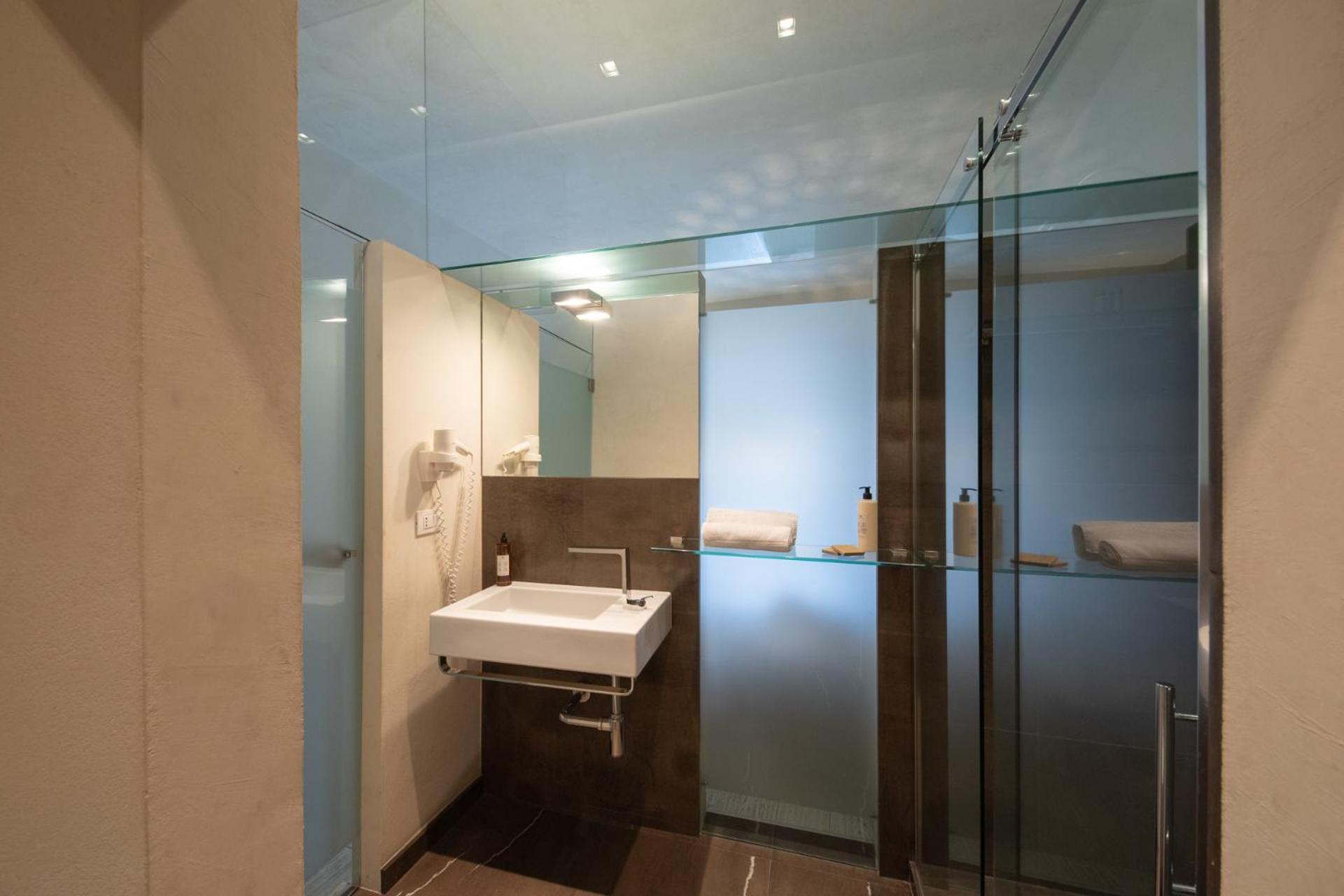 Suite - Photo 17