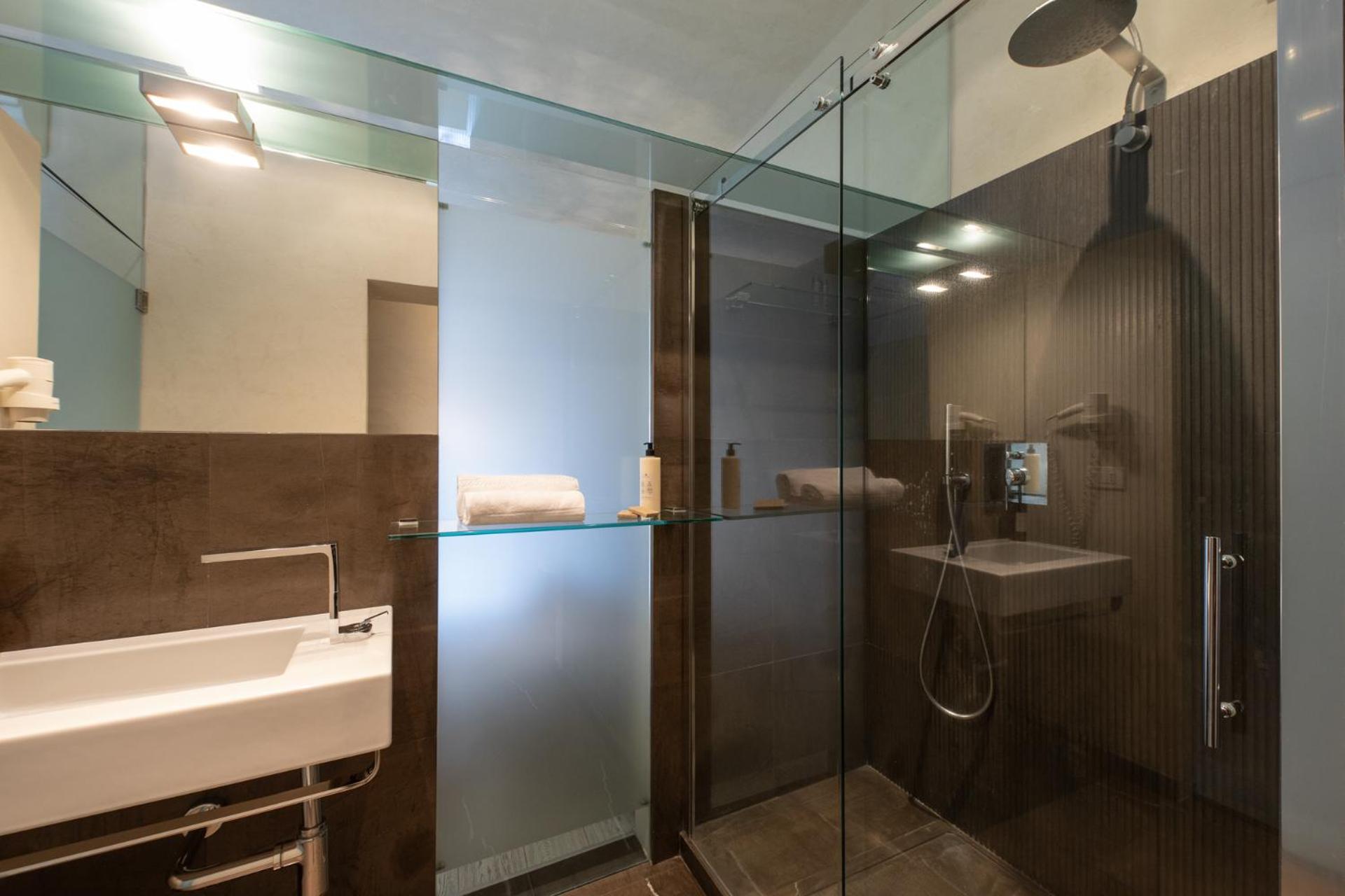 Suite - Photo 16