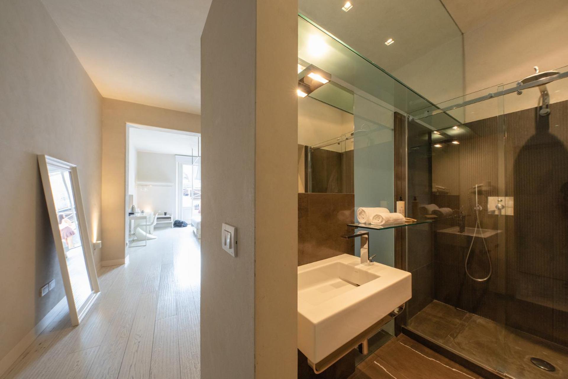 Suite - Photo 19