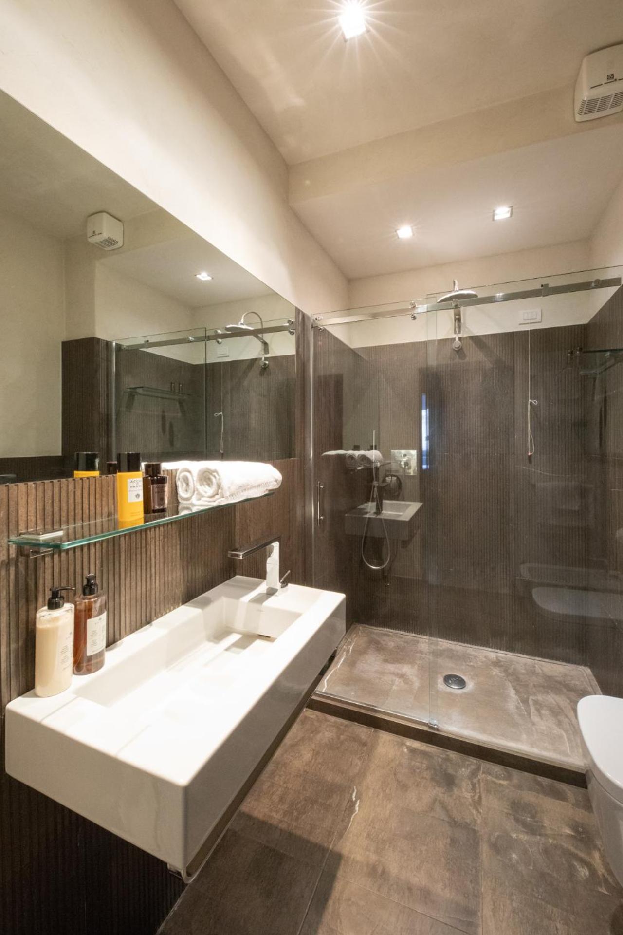 Suite - Photo 10