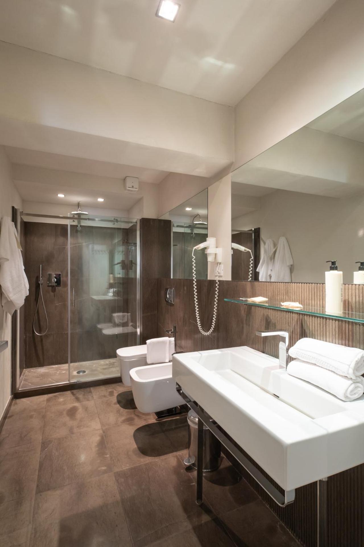 Suite - Photo 24