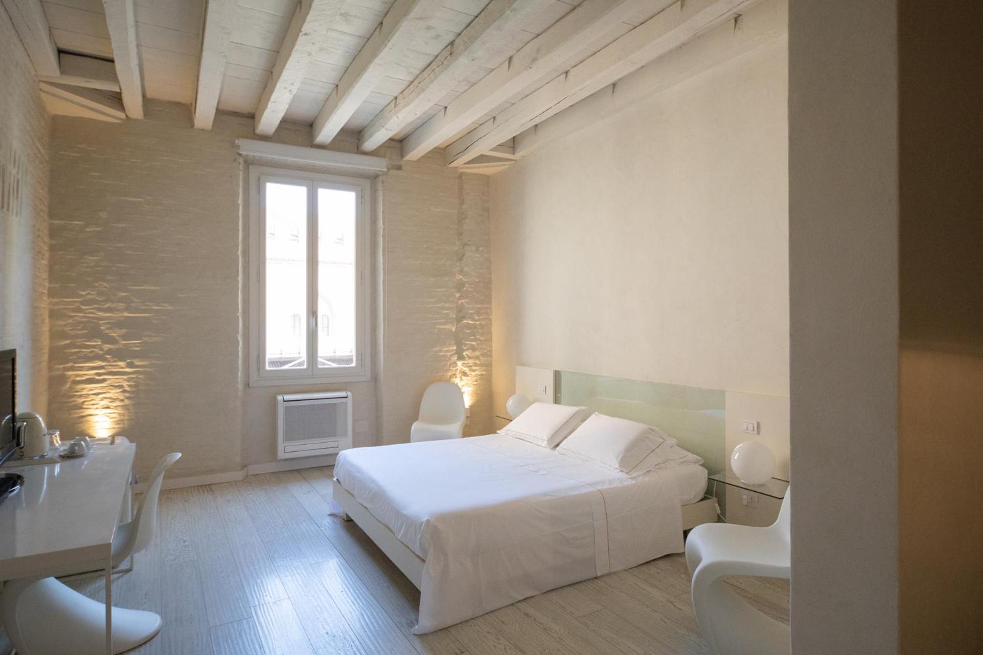 Suite - Photo 1