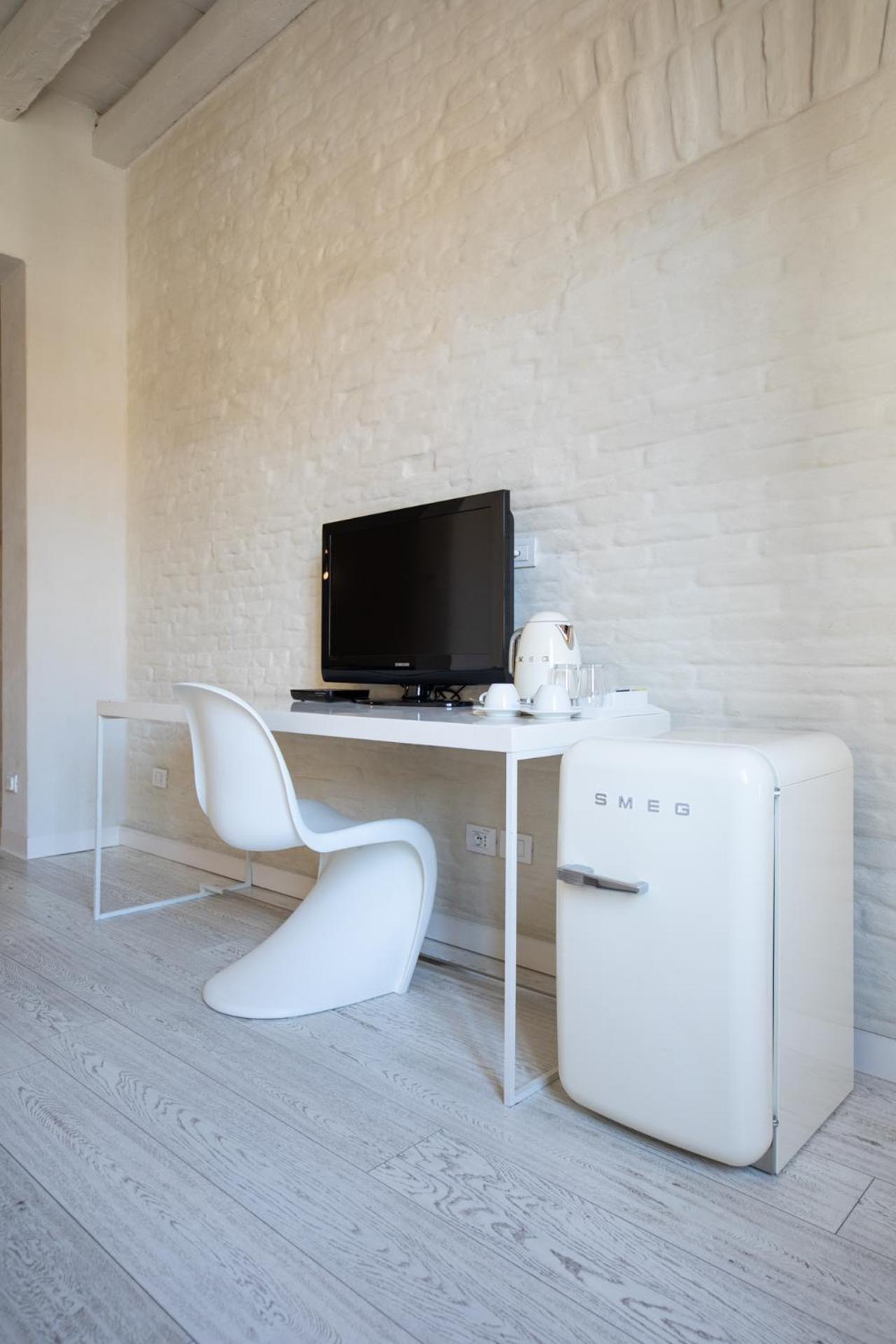 Suite - Photo 13