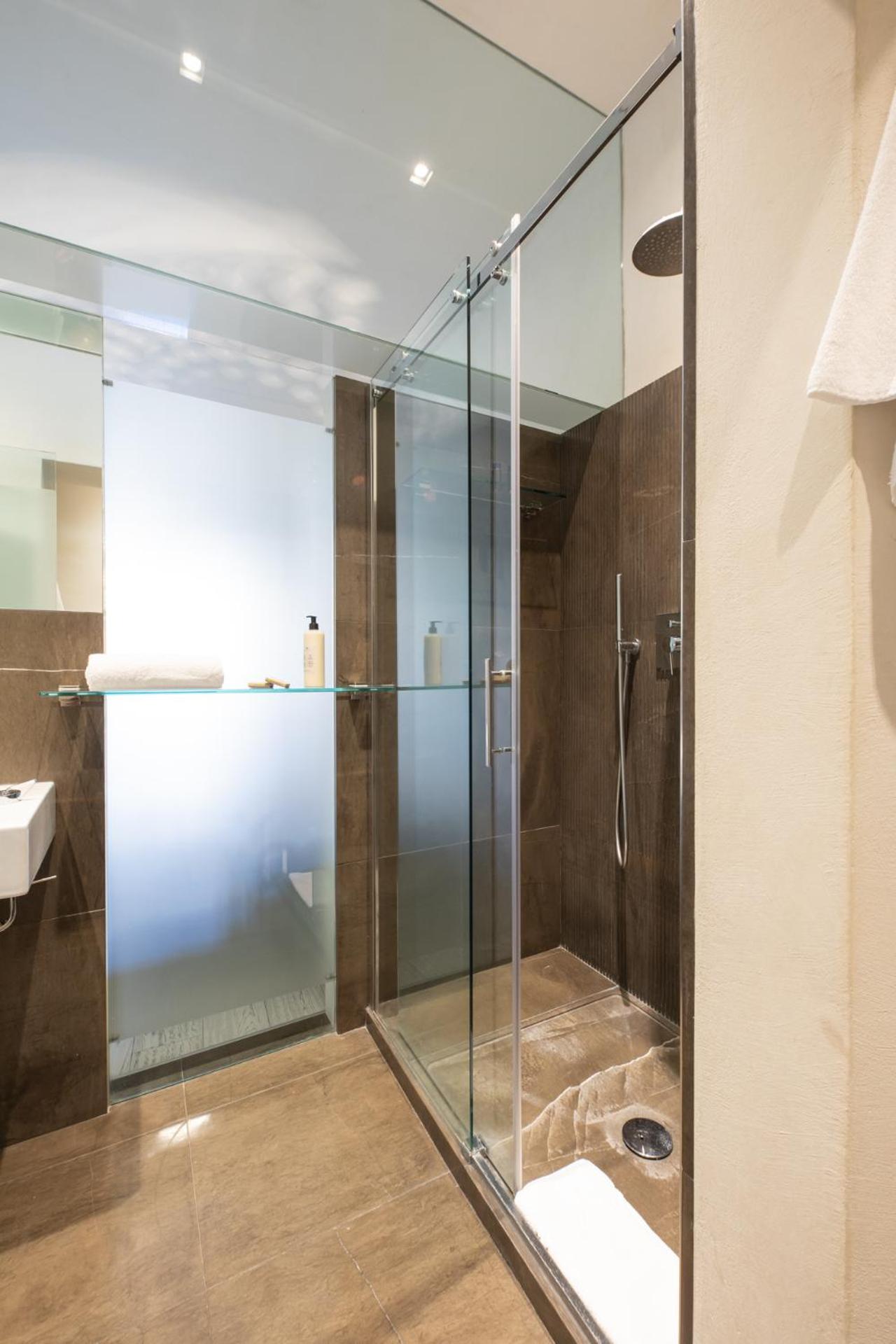 Suite - Photo 11