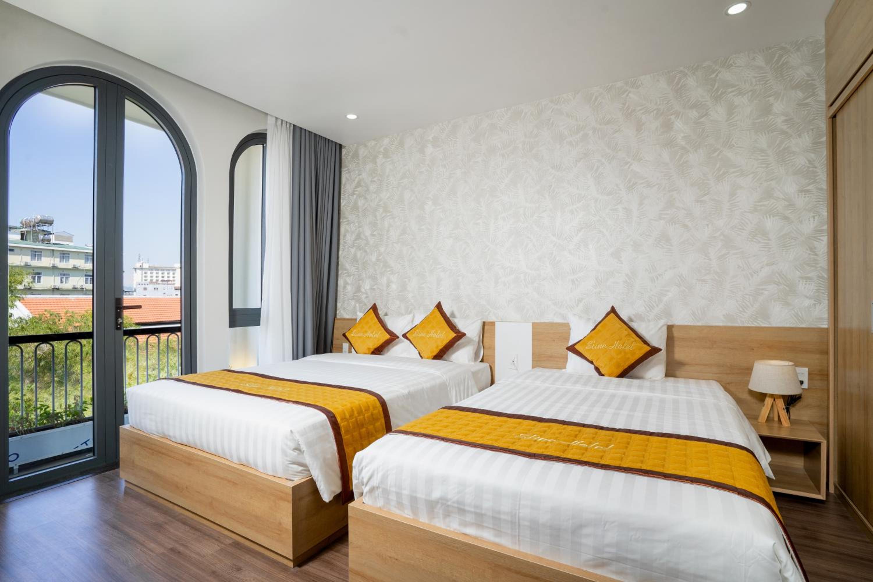 Family Suite with Balcony - Photo 2
