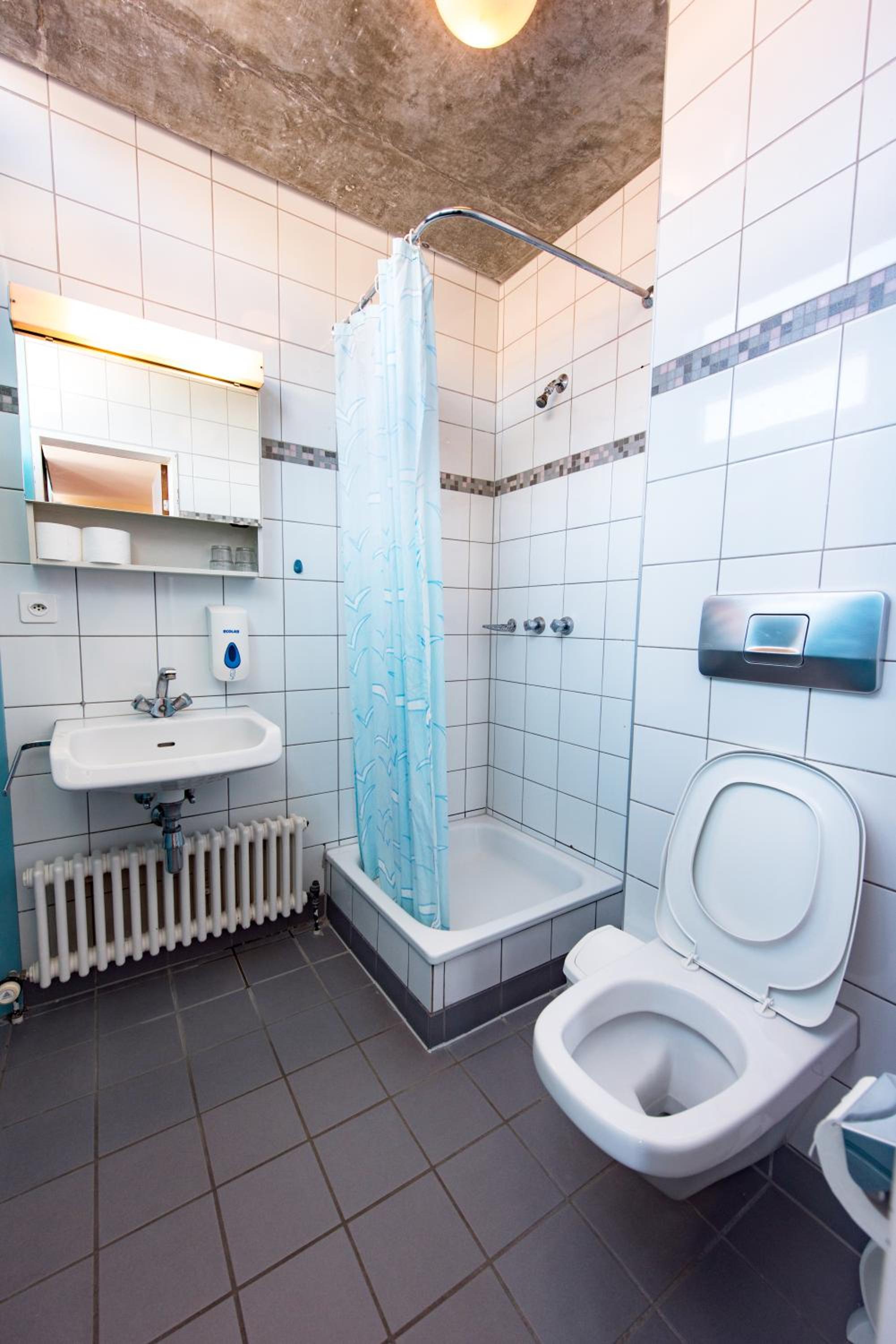 Twin Room with Private Bathroom - Photo 7