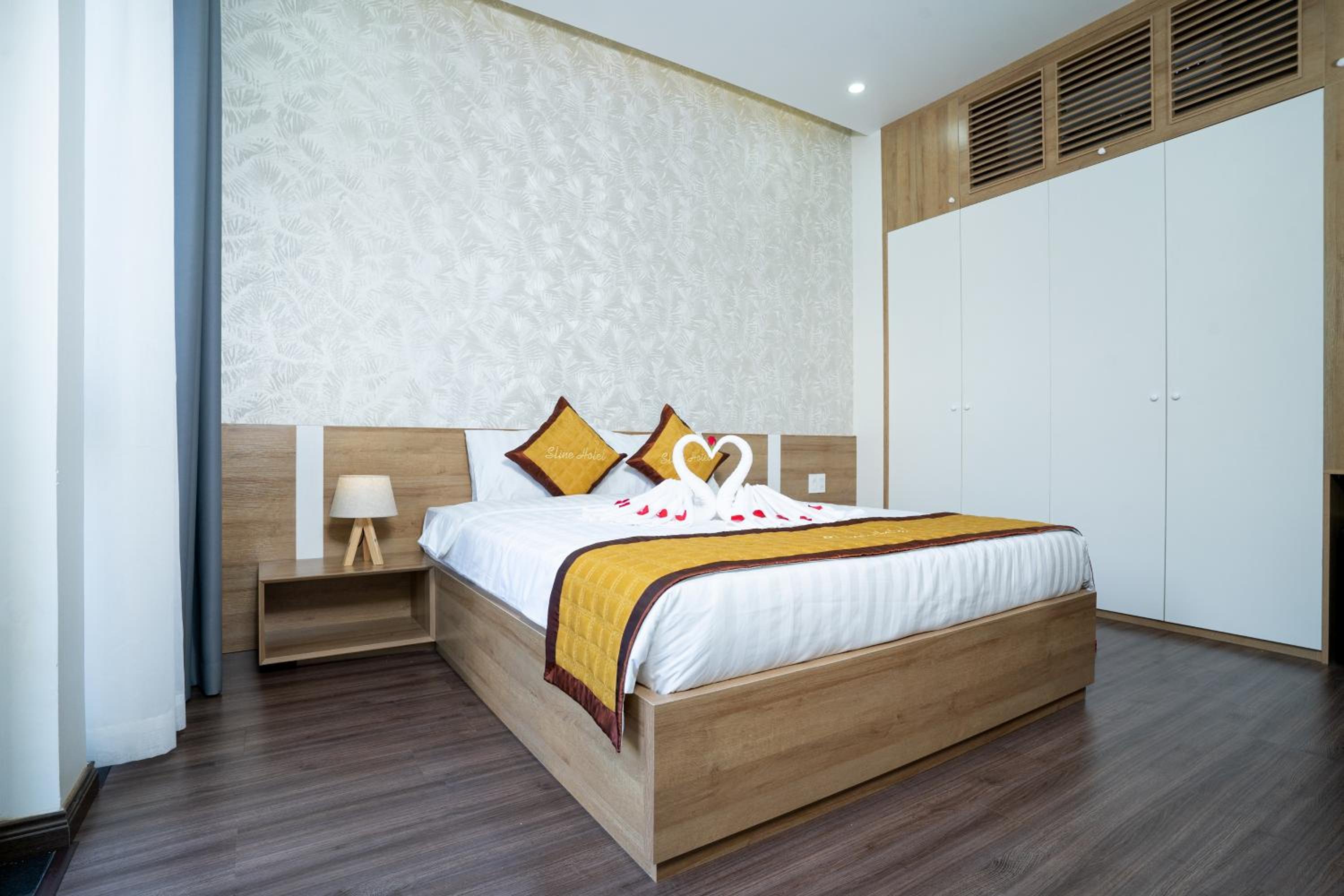 Deluxe King Room - Photo 2