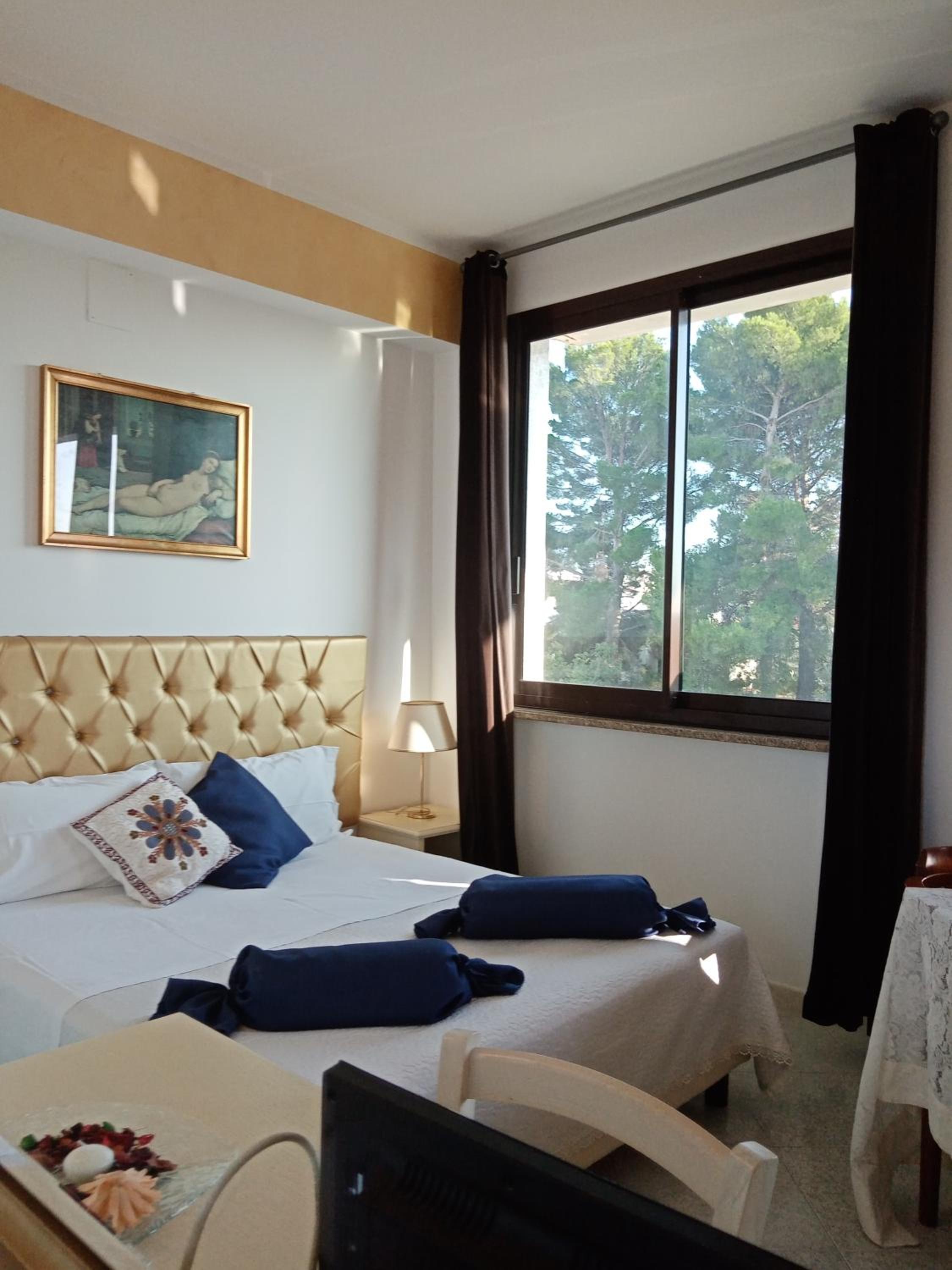 Quadruple Room with Bathroom - Photo 3