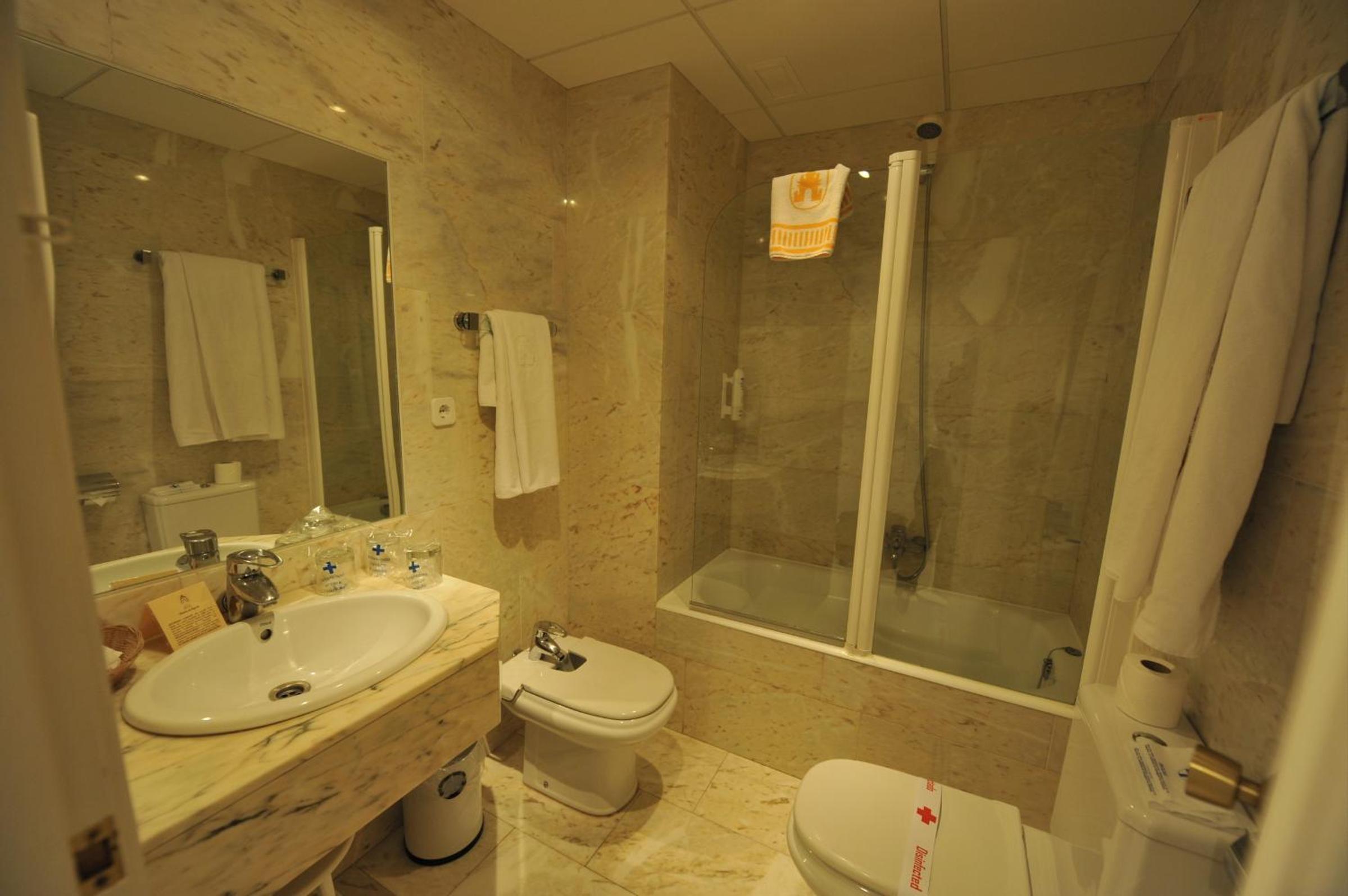 Triple Room (2 Adults + 1 Child) - Photo 3